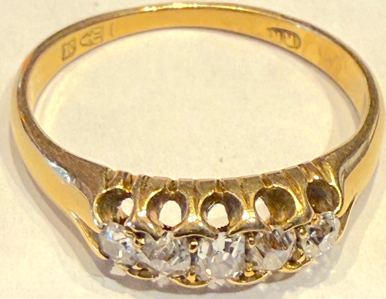 HM 1895 Chester 18K Five Stone cushion cut diamond  Ring (Kissenschliff) im Angebot