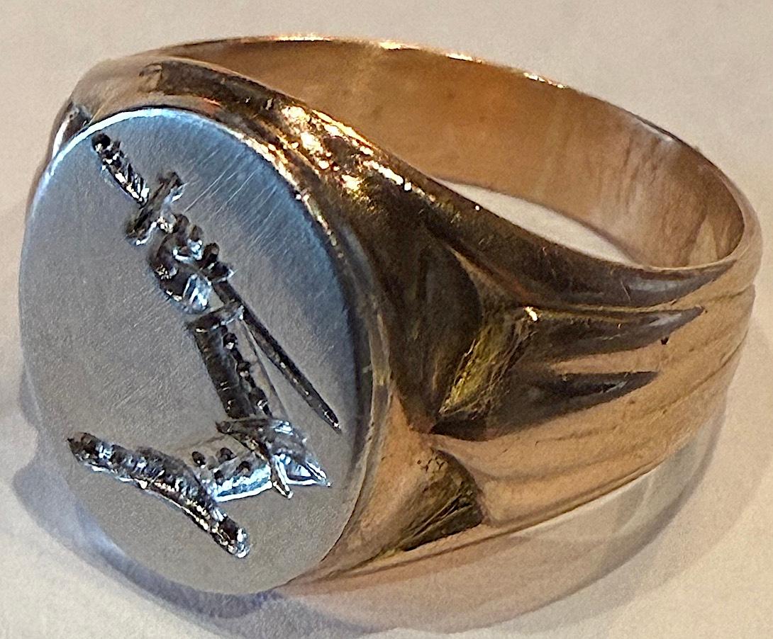 HM 1989 18K and Platinum Signet Ring of Armoured Arm Grasping Sword For Sale 5