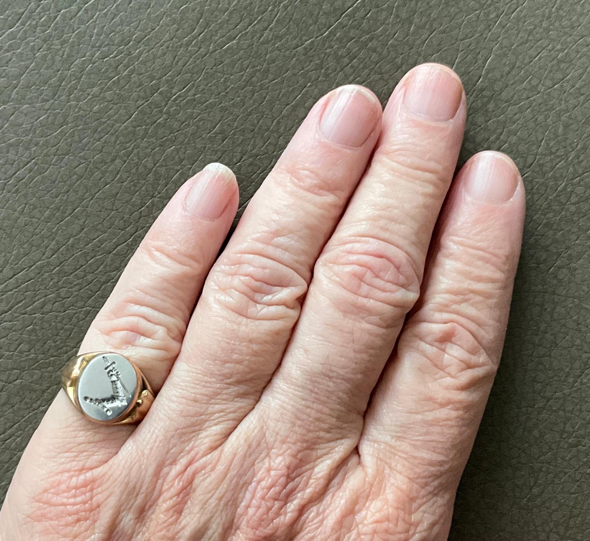 HM 1989 18K and Platinum Signet Ring of Armoured Arm Grasping Sword For Sale 14
