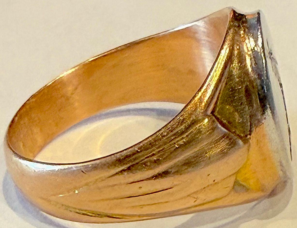 HM 1989 18K and Platinum Signet Ring of Armoured Arm Grasping Sword For Sale 1