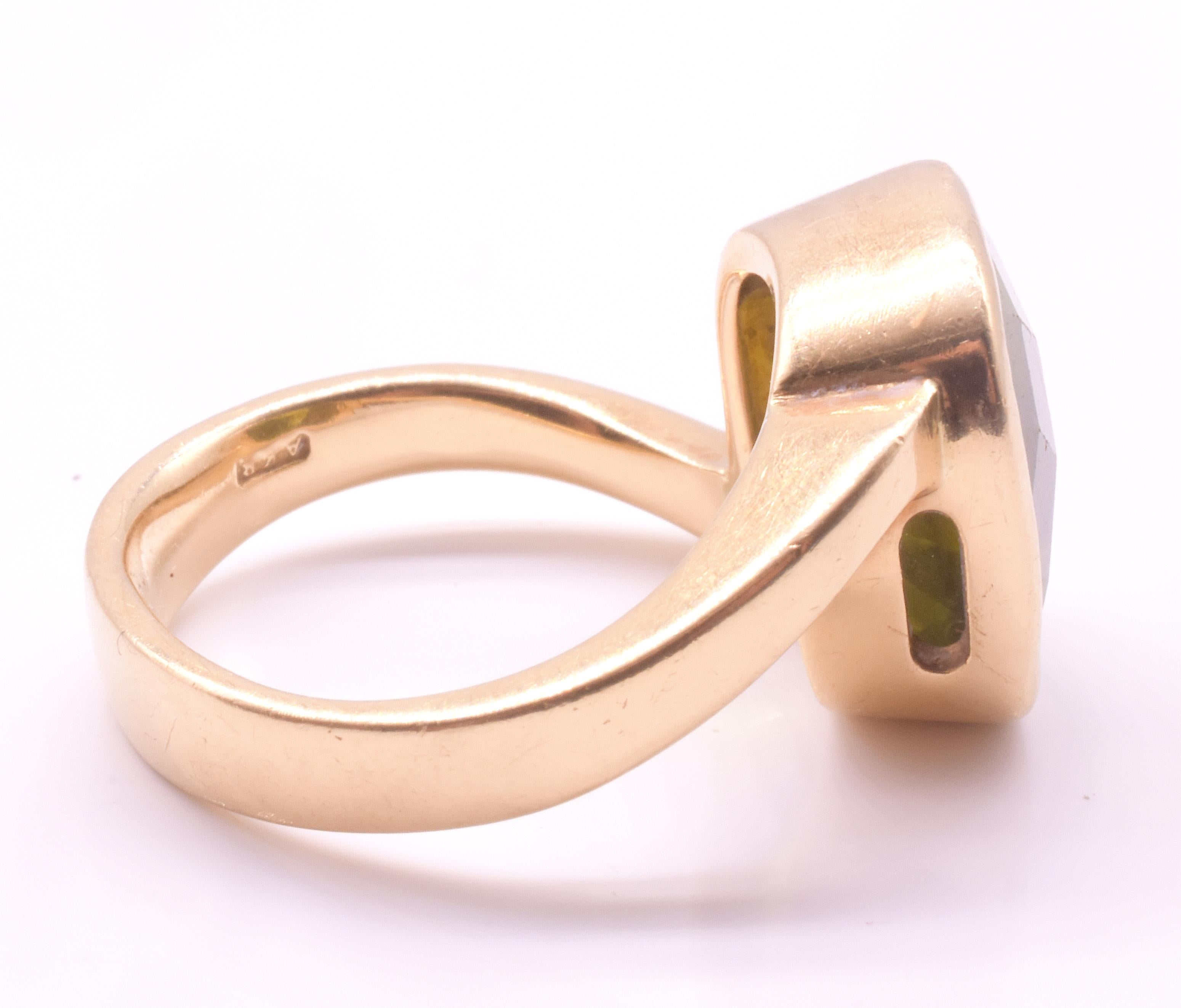 HM 2001 Bague solitaire en péridot 18K avec anneau asymétrique en or en vente 4