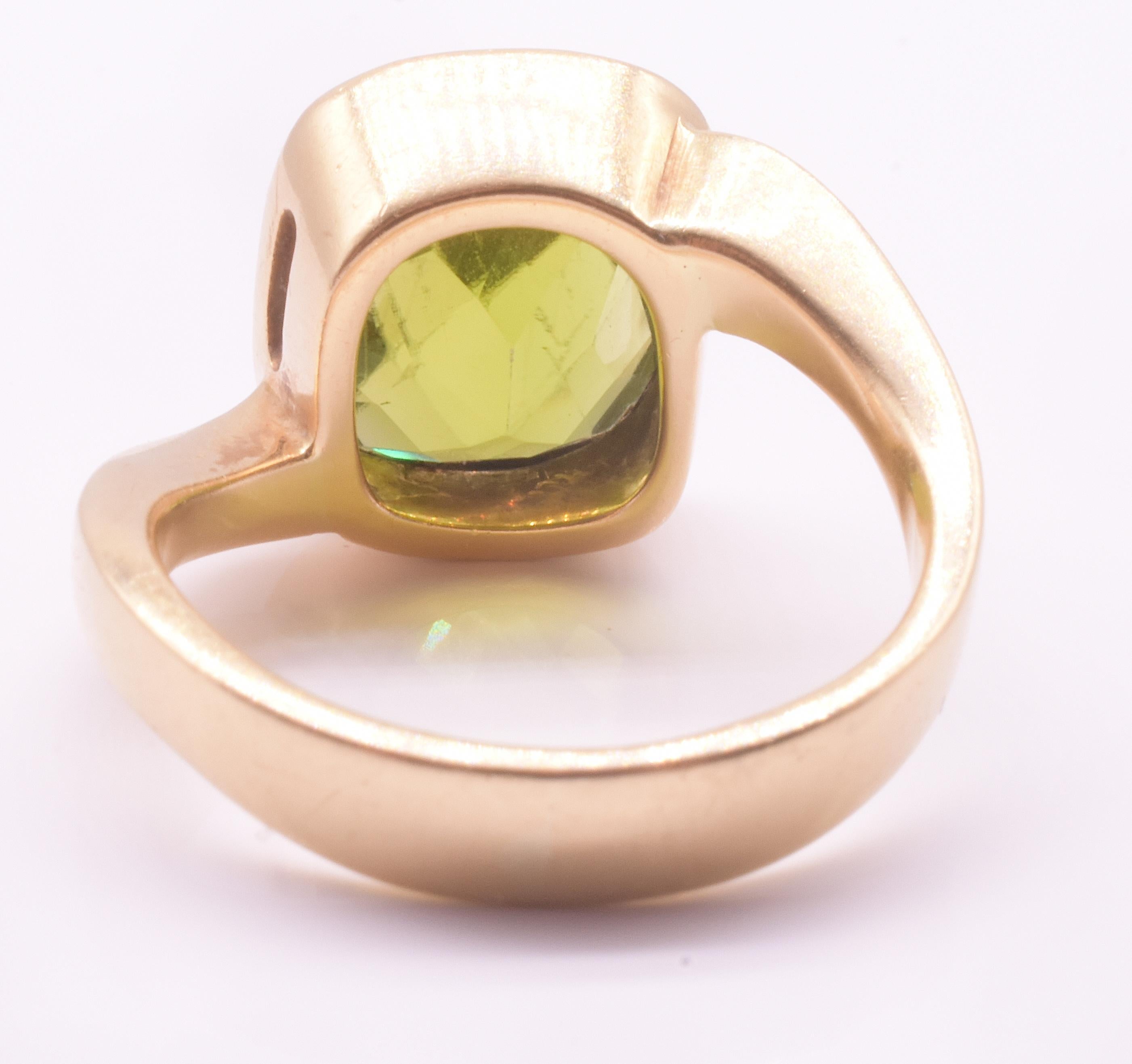 HM 2001 Bague solitaire en péridot 18K avec anneau asymétrique en or en vente 5