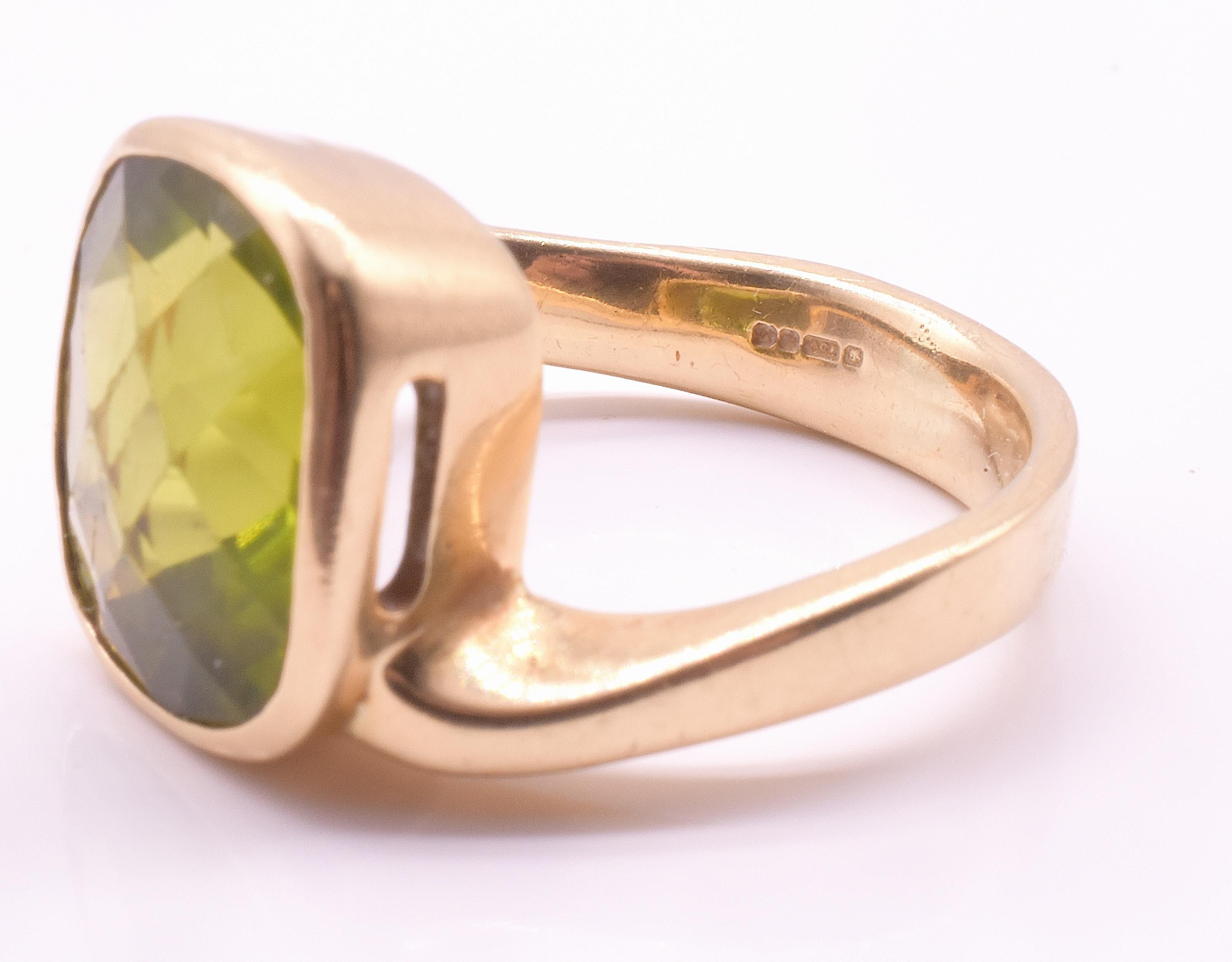 HM 2001 Bague solitaire en péridot 18K avec anneau asymétrique en or en vente 6