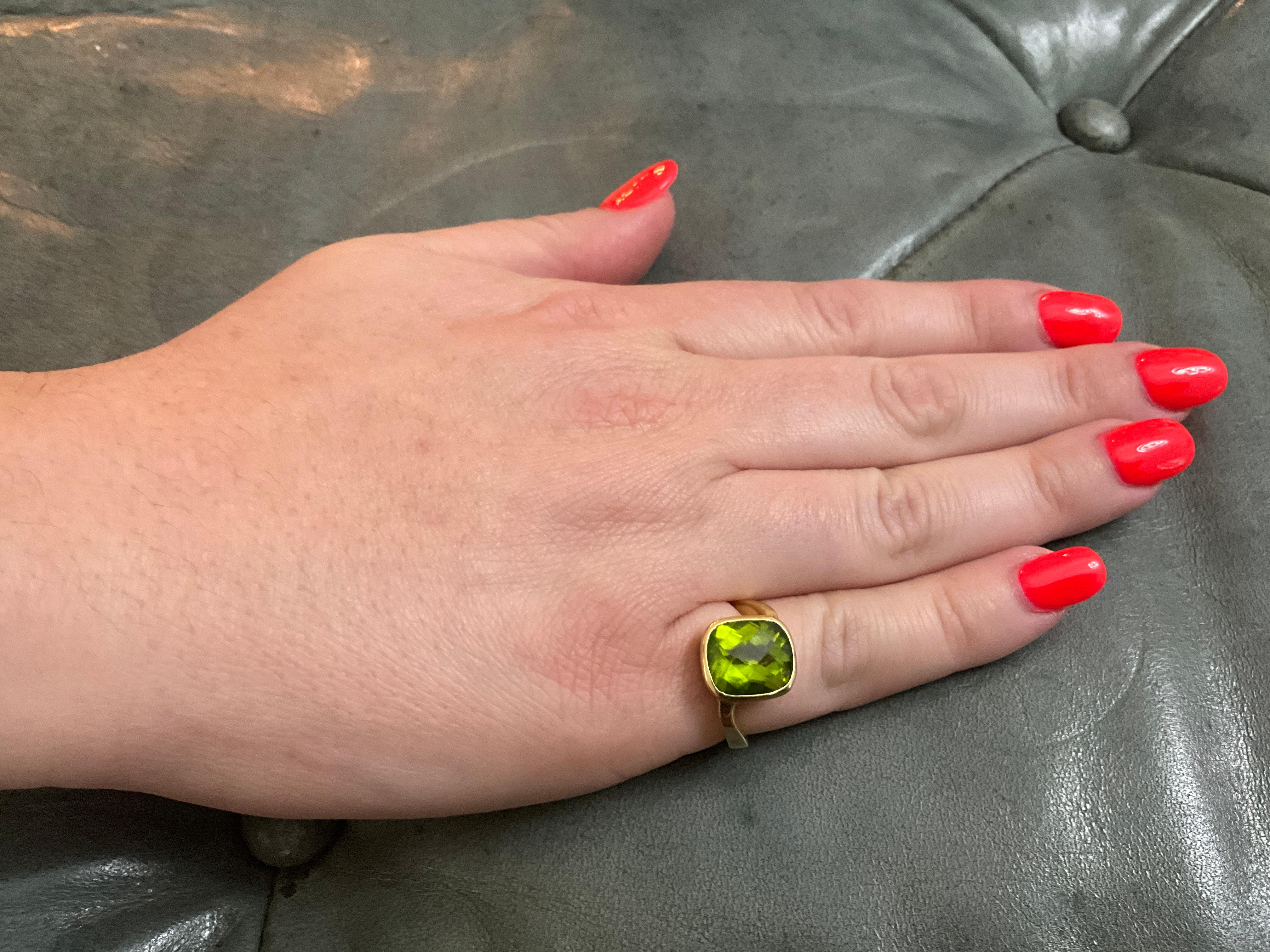 HM 2001 Bague solitaire en péridot 18K avec anneau asymétrique en or en vente 8