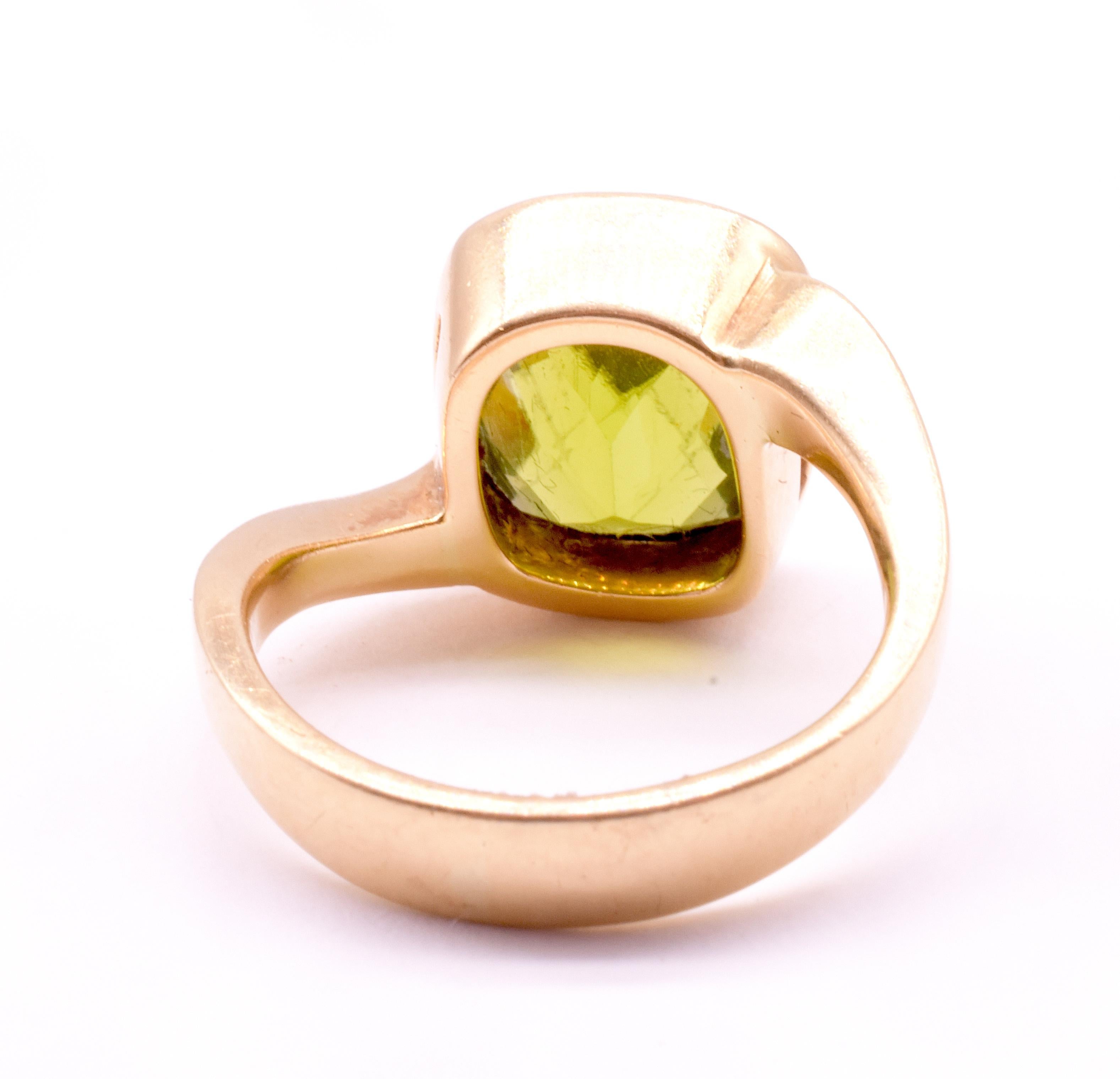 Contemporain HM 2001 Bague solitaire en péridot 18K avec anneau asymétrique en or en vente