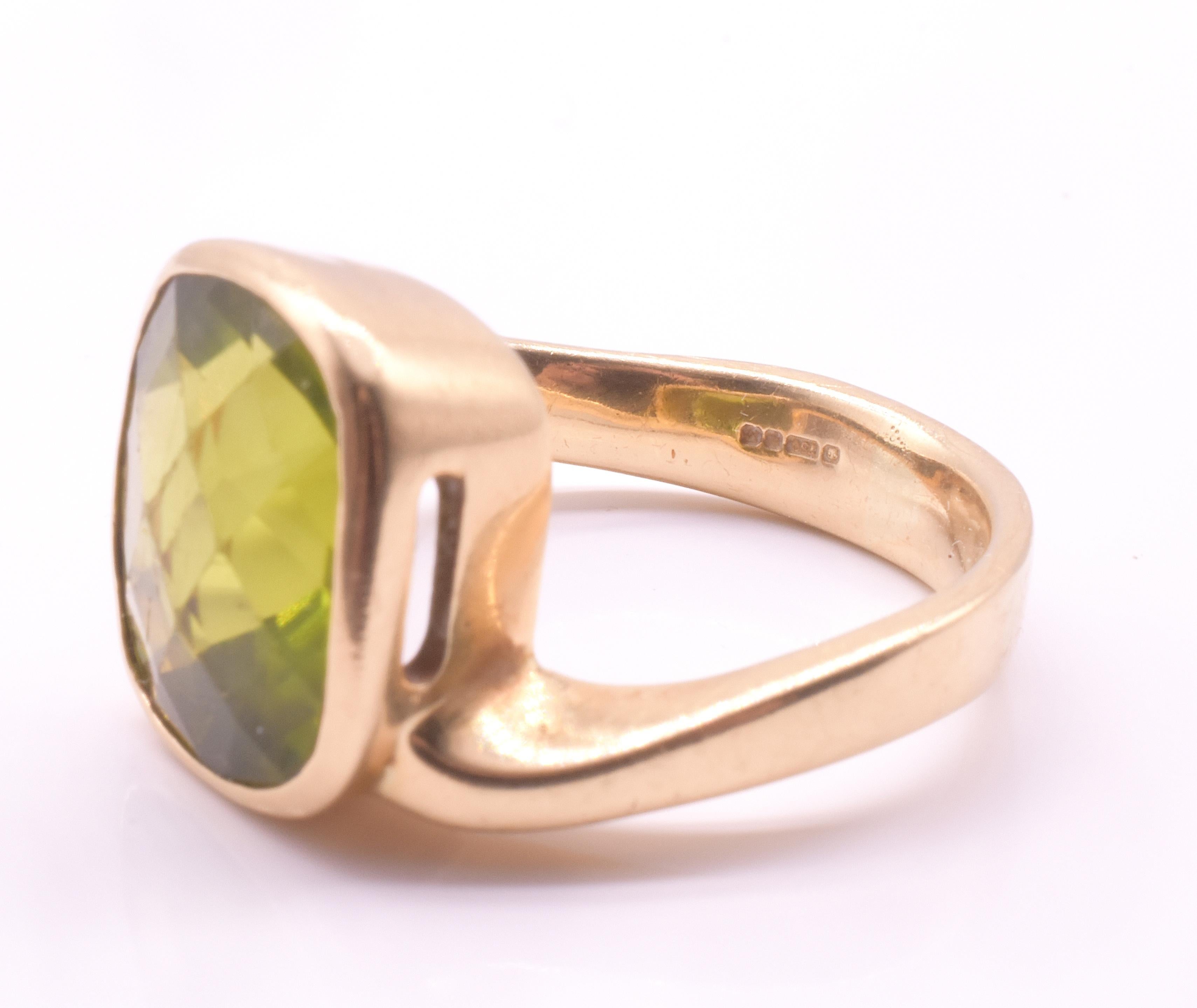 HM 2001 Bague solitaire en péridot 18K avec anneau asymétrique en or Excellent état - En vente à Baltimore, MD
