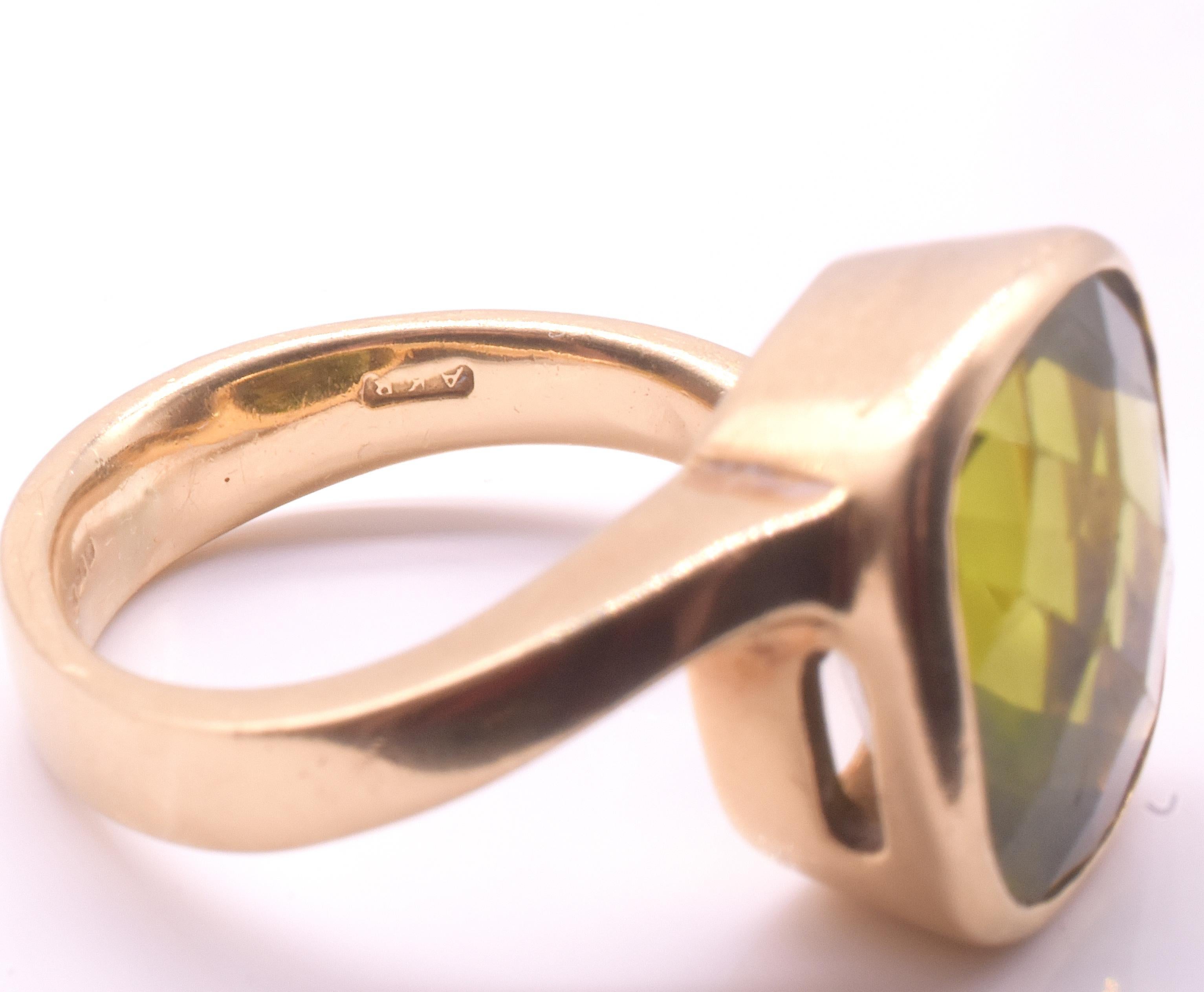 HM 2001 Bague solitaire en péridot 18K avec anneau asymétrique en or Unisexe en vente
