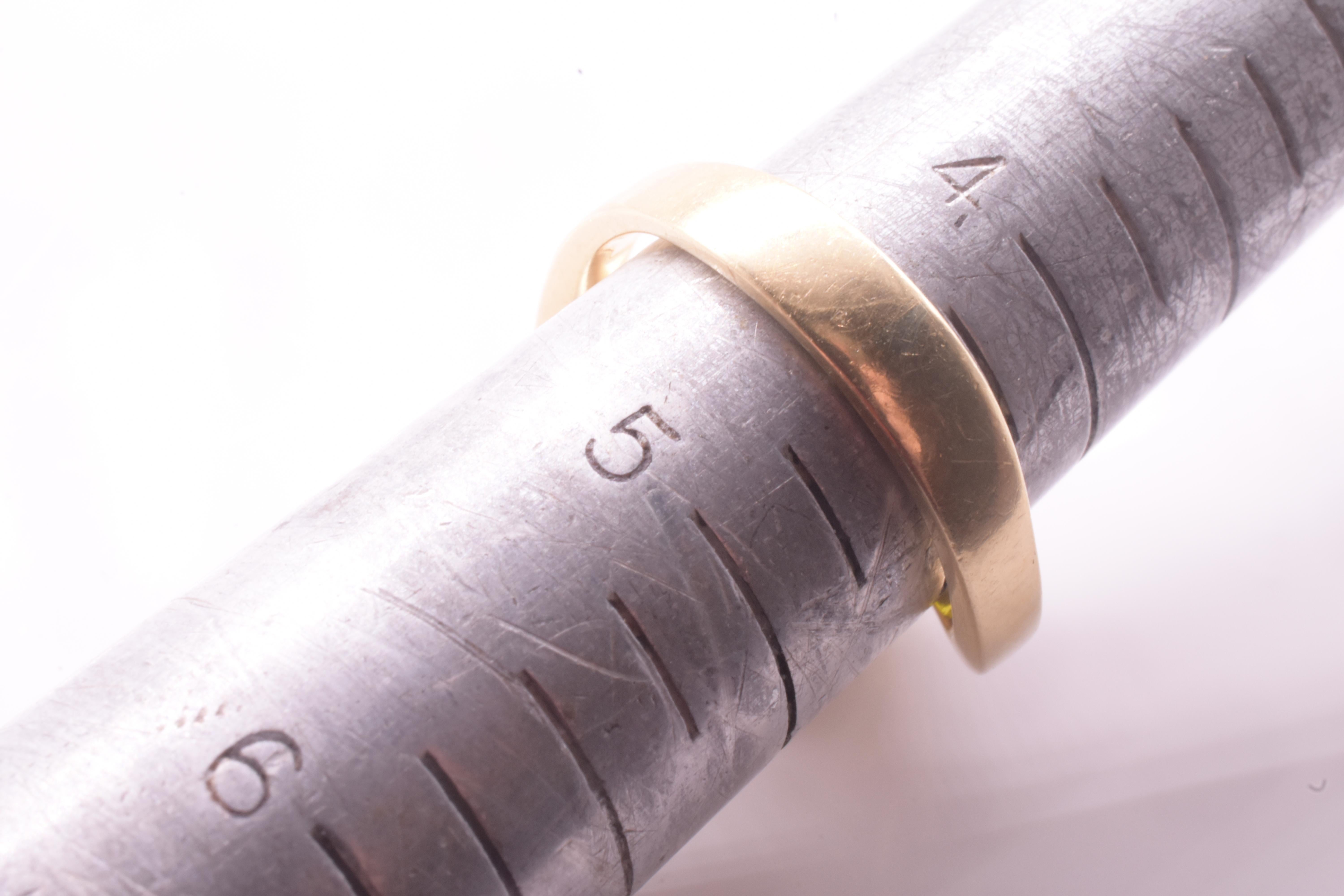 HM 2001 Bague solitaire en péridot 18K avec anneau asymétrique en or en vente 1