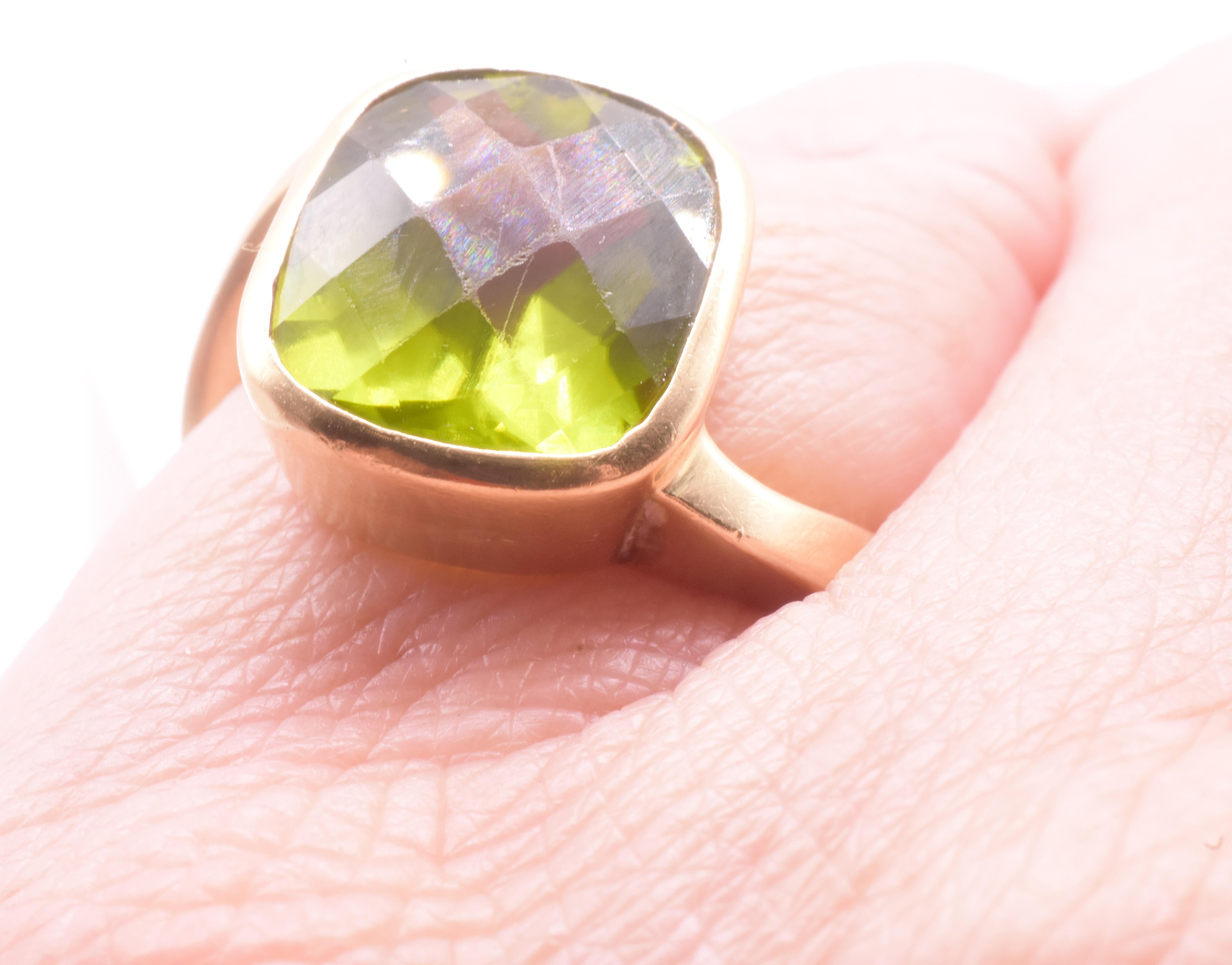 HM 2001 Bague solitaire en péridot 18K avec anneau asymétrique en or en vente 3