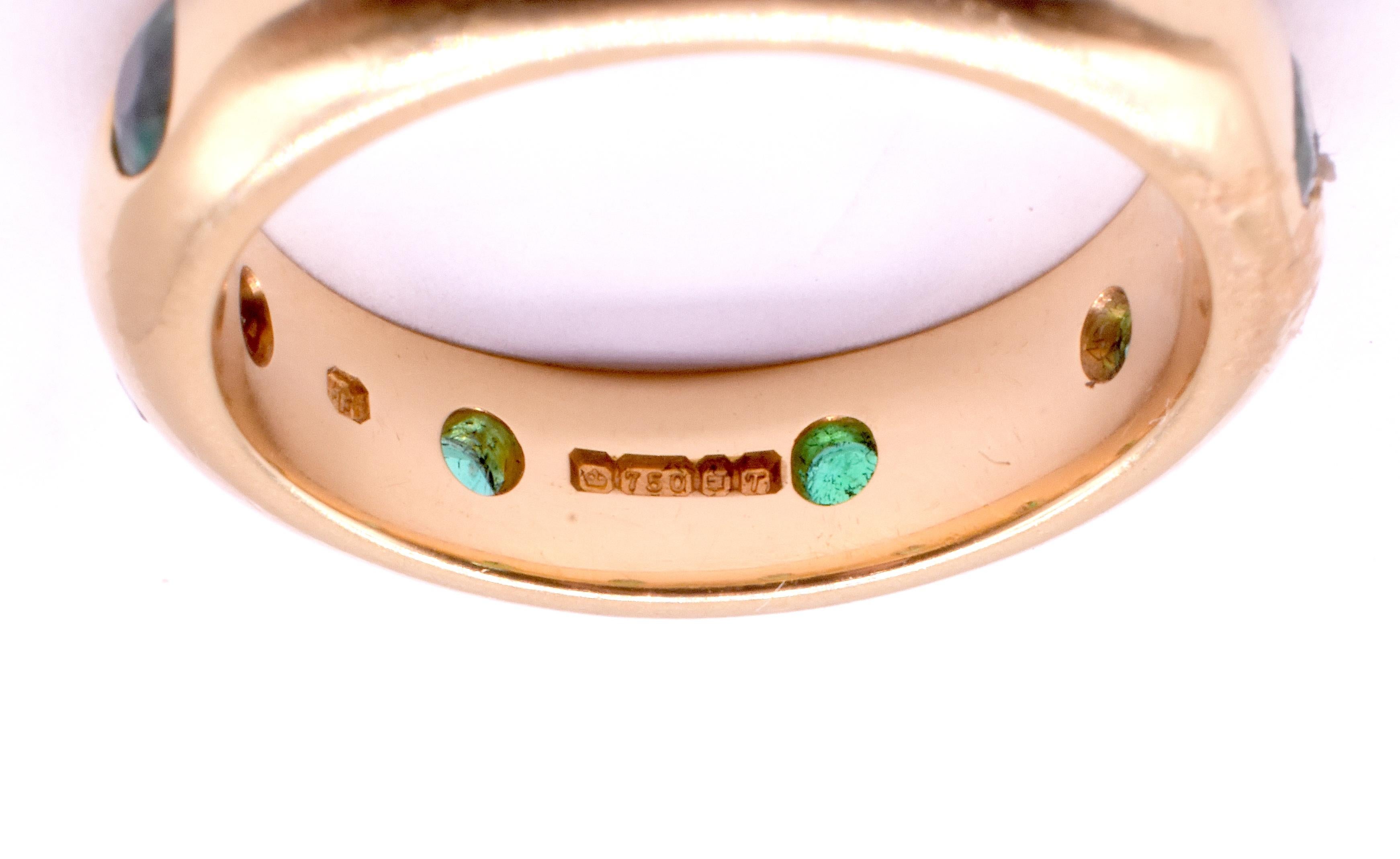Taglio cuscino HM LONDON 1993 Anello in oro Theo Fennell con smeraldo incastonato 18 carati in vendita