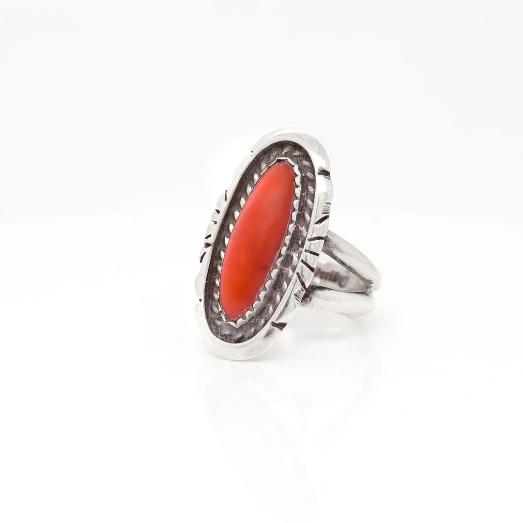 Une belle bague Navajo vintage.

En argent et serti d'un cabochon ovale en corail.

La décoration est martelée à la main et le creux est patiné au sulfure de foie.

Il s'agit tout simplement d'une belle bague de prêteur sur gages ancienne !

Date