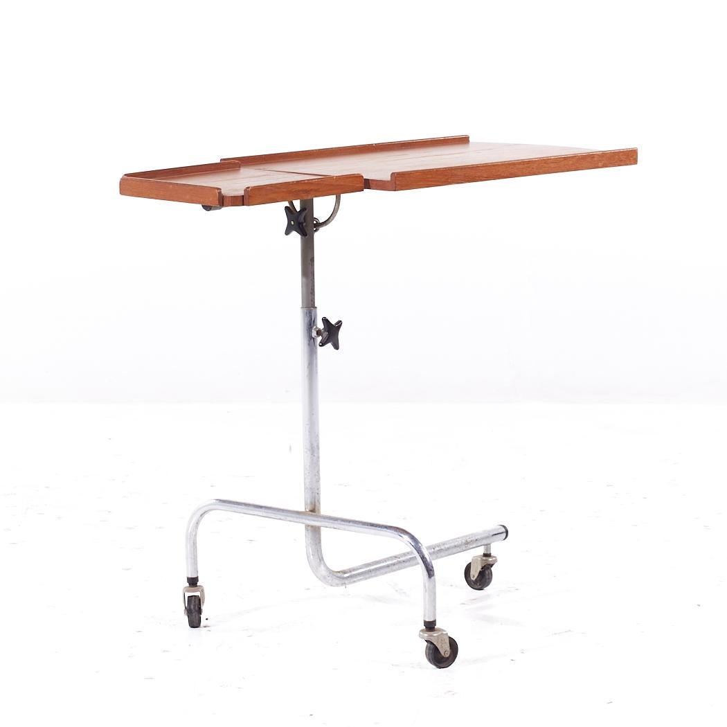 Mesa bandeja ajustable de teca danesa de mediados de siglo HMN finales del siglo XX en venta