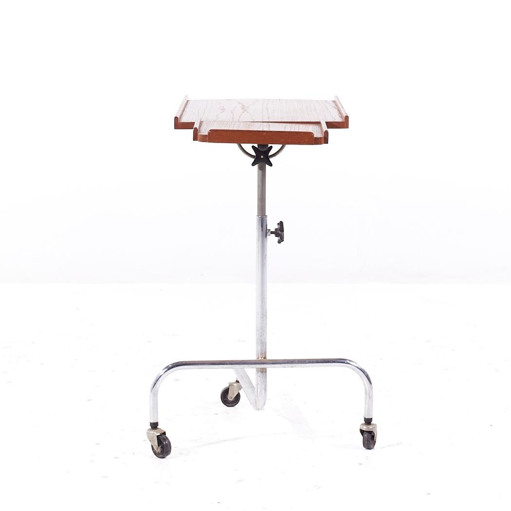 Mesa bandeja ajustable de teca danesa de mediados de siglo HMN Metal en venta