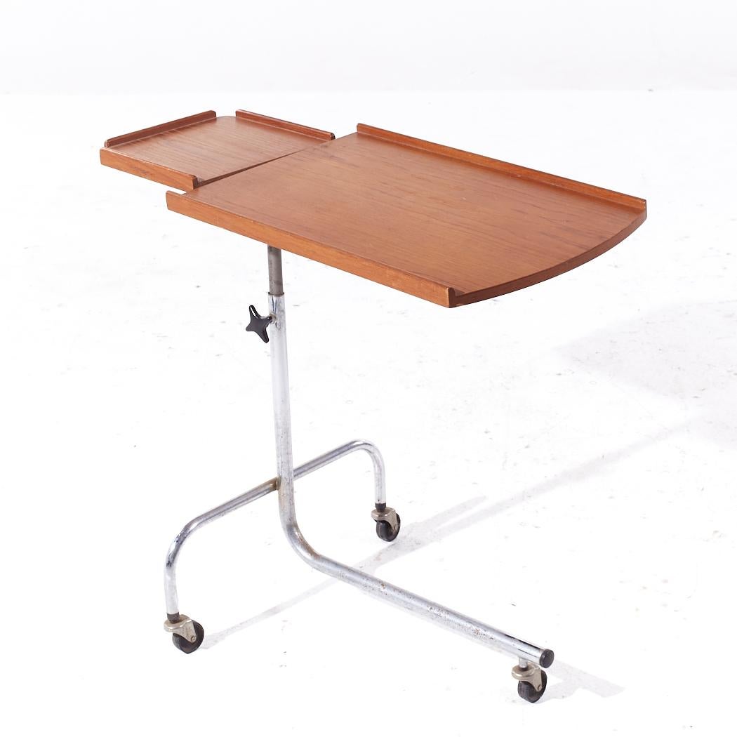 Mesa bandeja ajustable de teca danesa de mediados de siglo HMN en venta 2