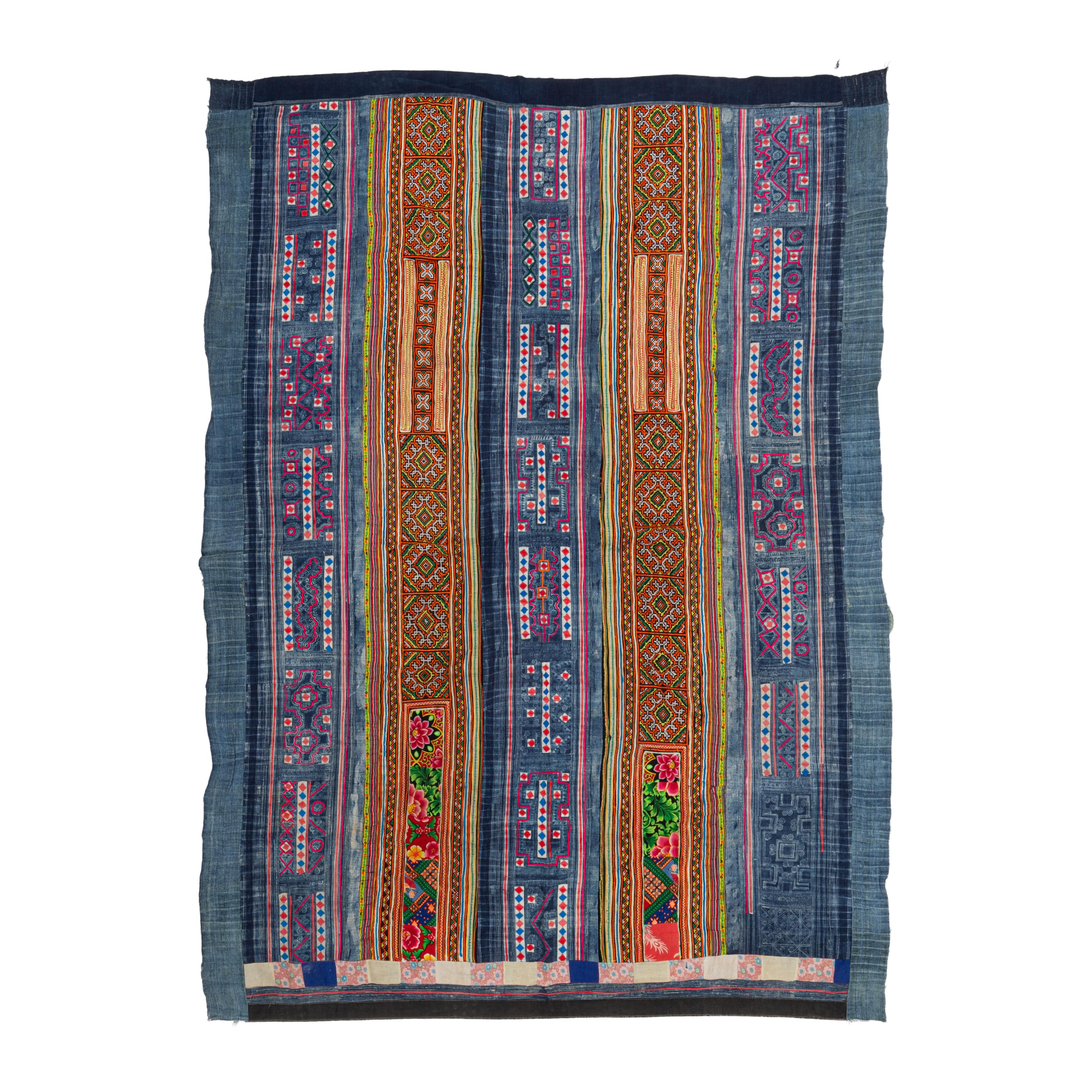 Hmong-Textilien sind unglaublich reich an Symbolik und Handwerkskunst und spiegeln die einzigartige Kultur, Geschichte und Tradition des Hmong-Volkes wider. Die Hmong sind eine ethnische Gruppe aus den Bergregionen Südostasiens, insbesondere in