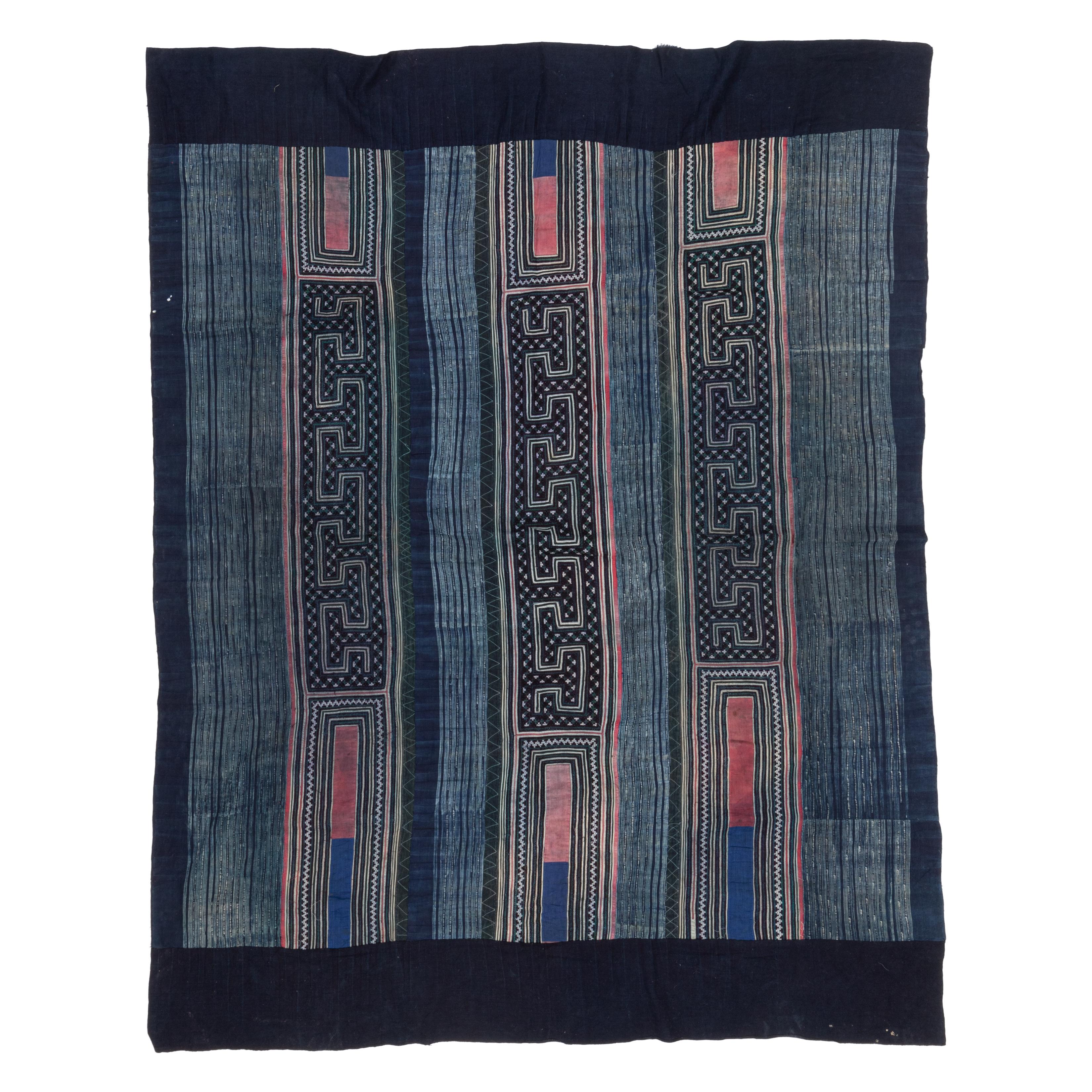 Les textiles Hmong sont incroyablement riches en symbolisme et en artisanat, et reflètent la culture, l'histoire et les traditions uniques du peuple Hmong. Les Hmong sont un groupe ethnique des régions montagneuses de l'Asie du Sud-Est, en