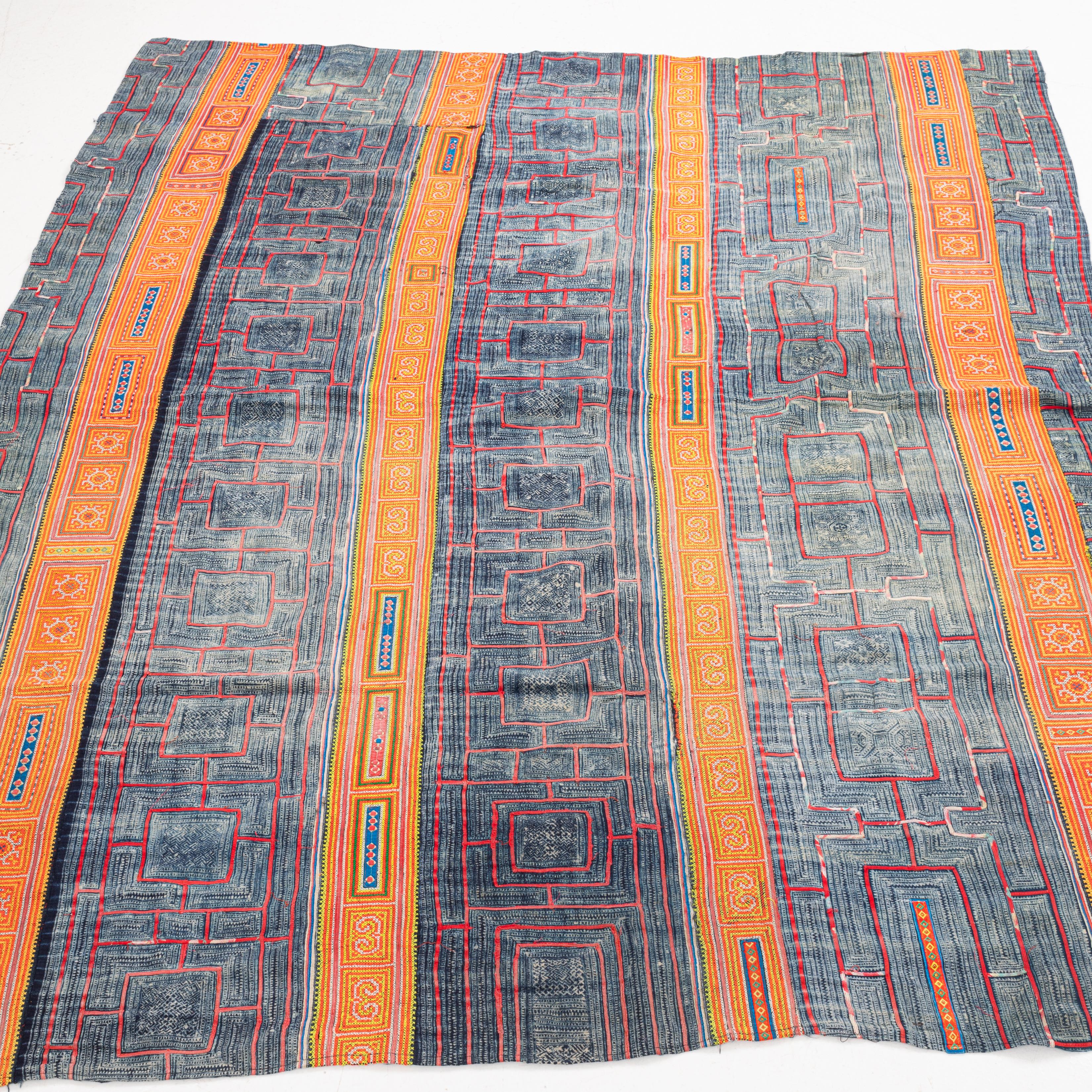 Batik und Stickerei Hmong  Cover aus Südostasien, Mitte des 20. Jahrhunderts. (Stammeskunst) im Angebot