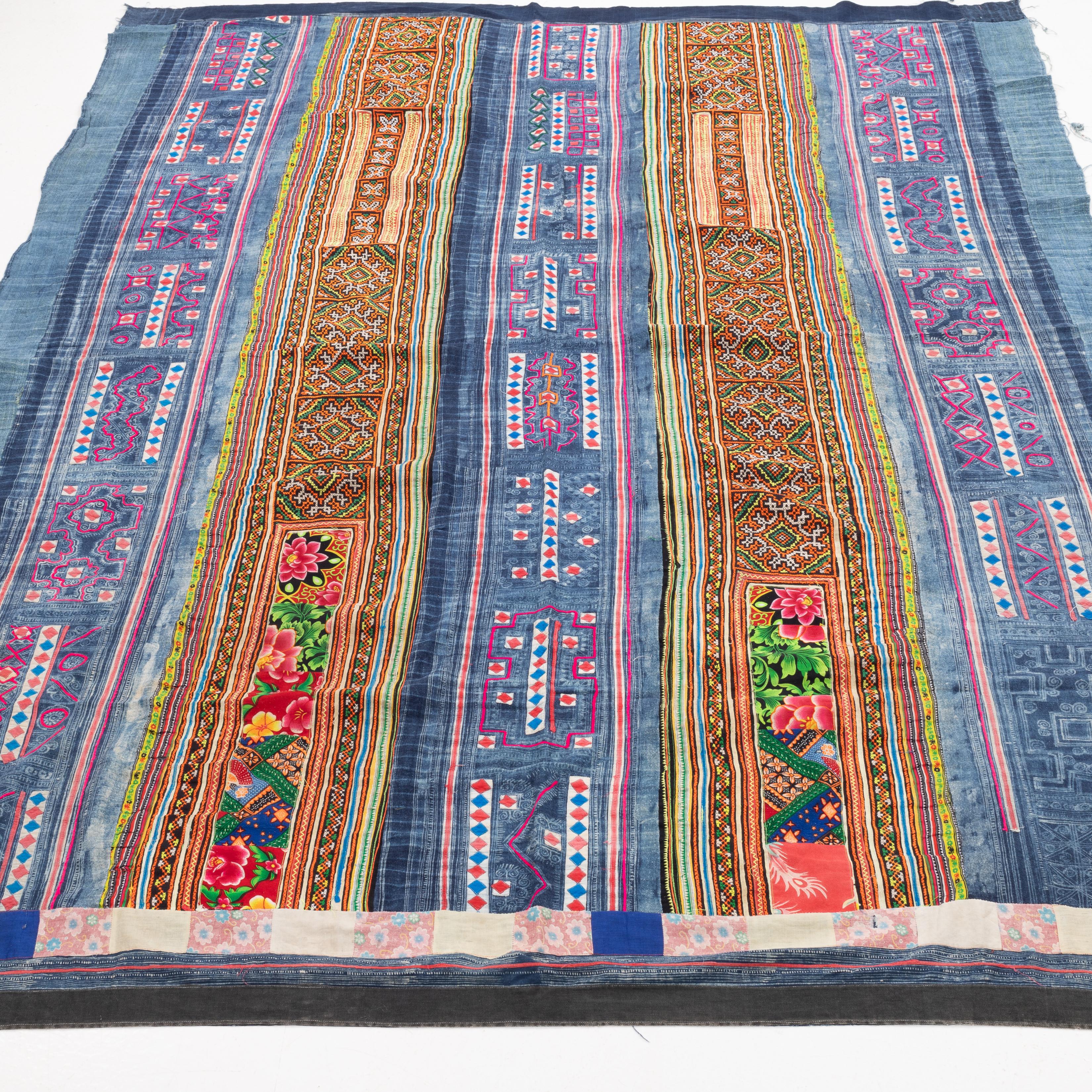 Batik und Stickerei Hmong  Cover aus Südostasien, Mitte des 20. Jahrhunderts. (Stammeskunst) im Angebot