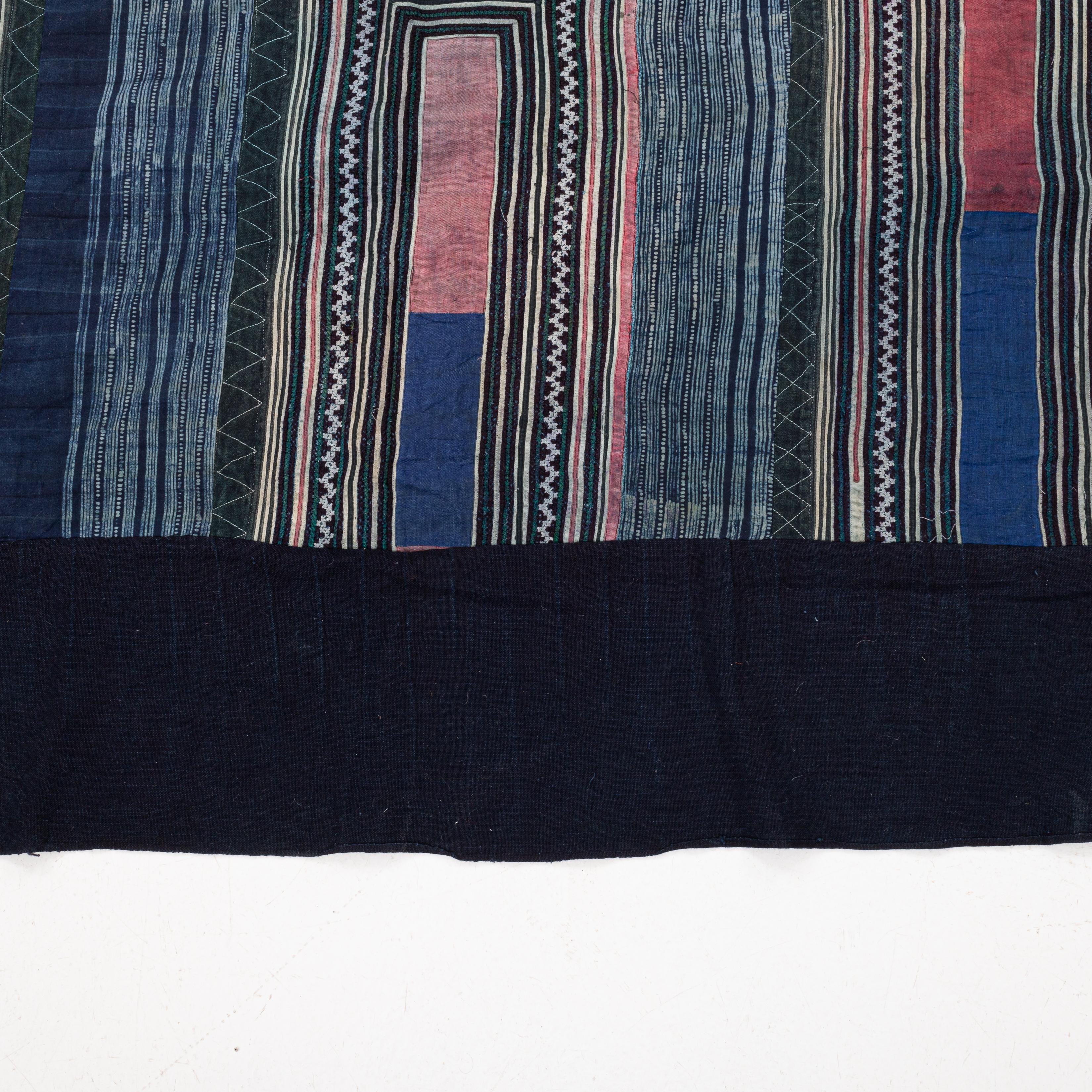 Tribal Batik et broderie Hmong  Couverture d'Asie du Sud-Est, milieu du 20e siècle en vente