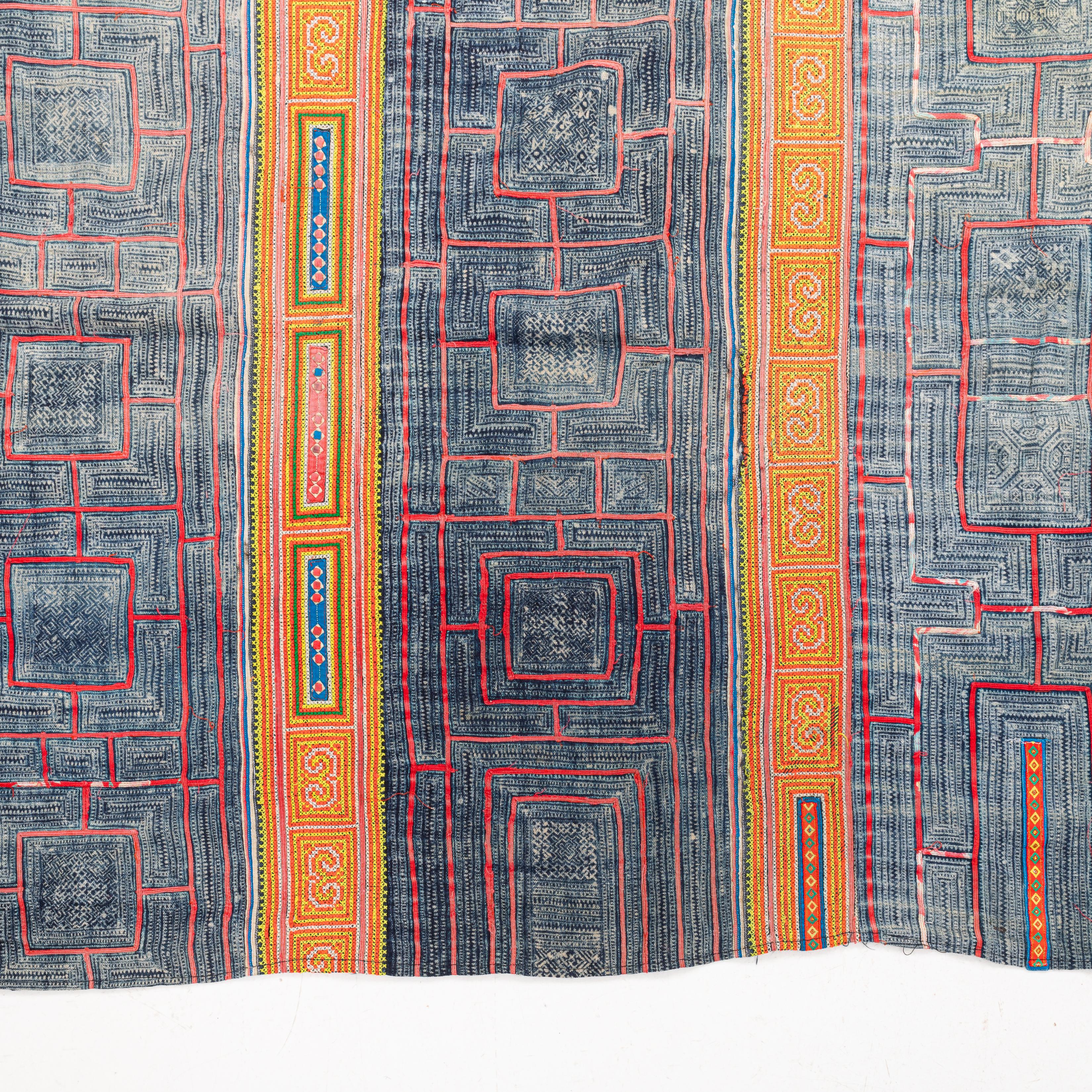 Batik und Stickerei Hmong  Cover aus Südostasien, Mitte des 20. Jahrhunderts. (Vietnamesisch) im Angebot