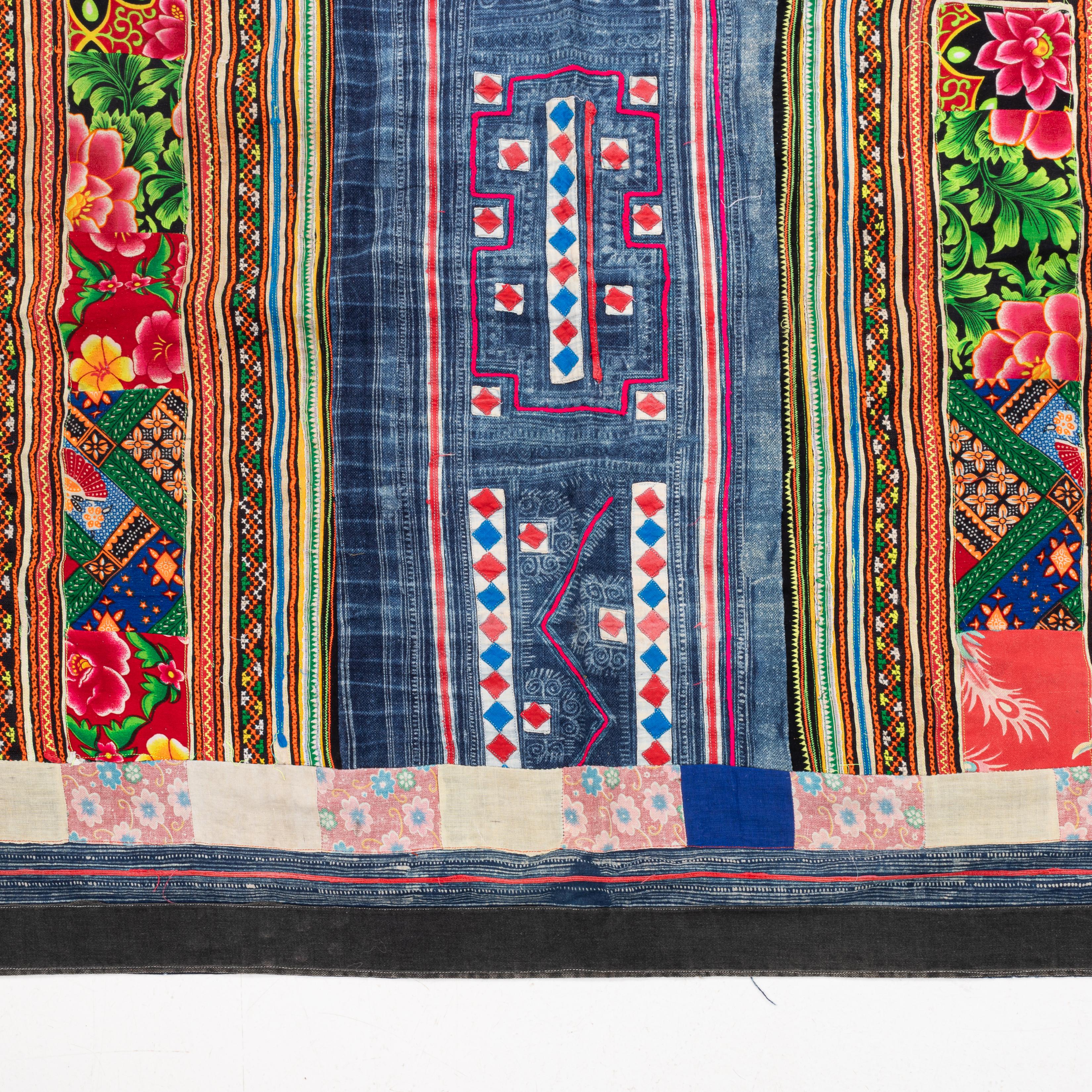 Batik und Stickerei Hmong  Cover aus Südostasien, Mitte des 20. Jahrhunderts. (Vietnamesisch) im Angebot