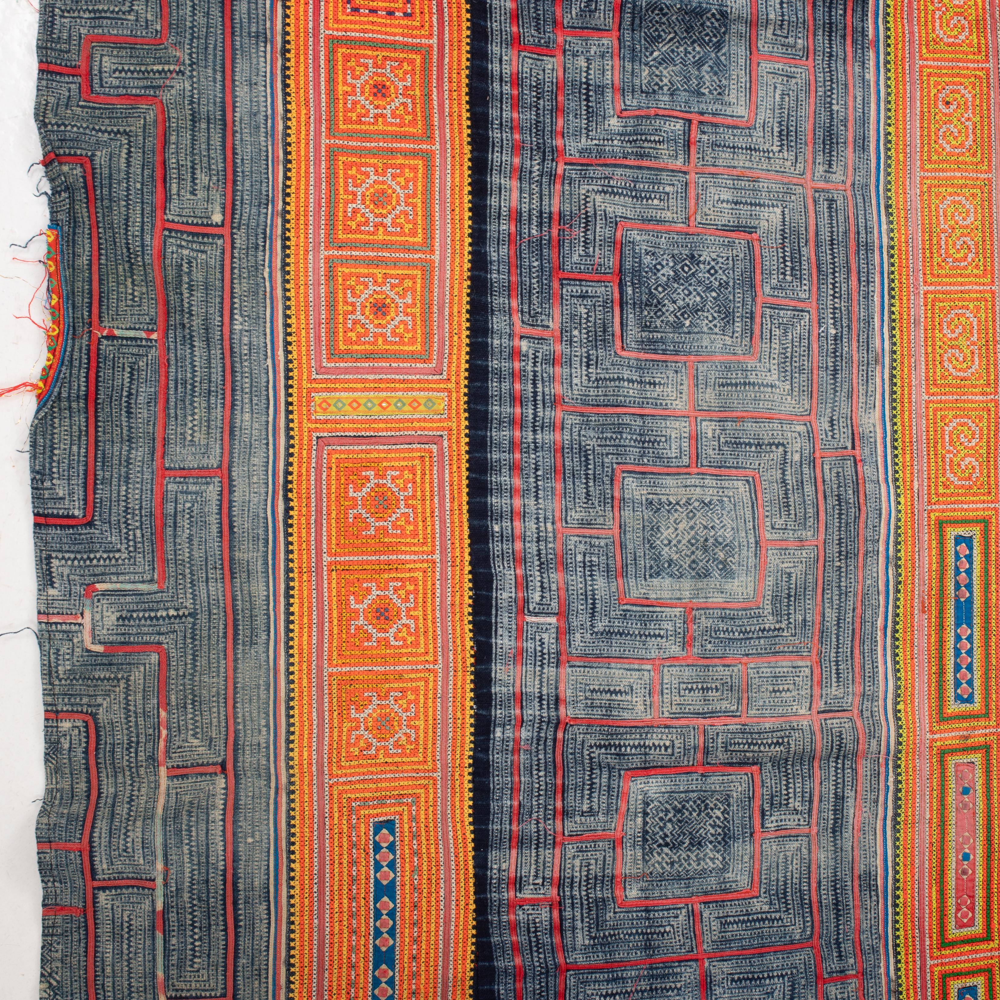 Batik und Stickerei Hmong  Cover aus Südostasien, Mitte des 20. Jahrhunderts. im Zustand „Gut“ im Angebot in Istanbul, TR