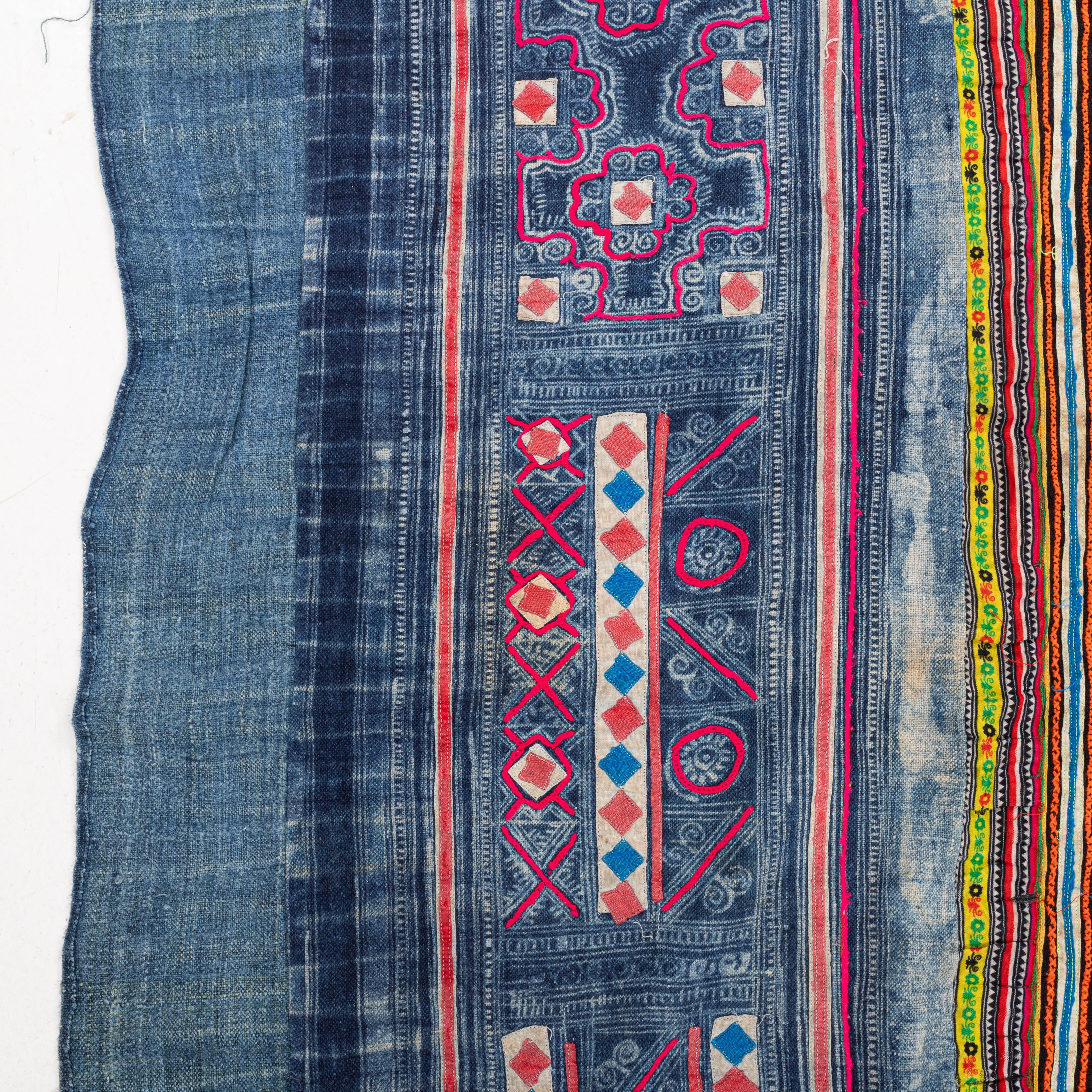 Batik und Stickerei Hmong  Cover aus Südostasien, Mitte des 20. Jahrhunderts. im Zustand „Relativ gut“ im Angebot in Istanbul, TR