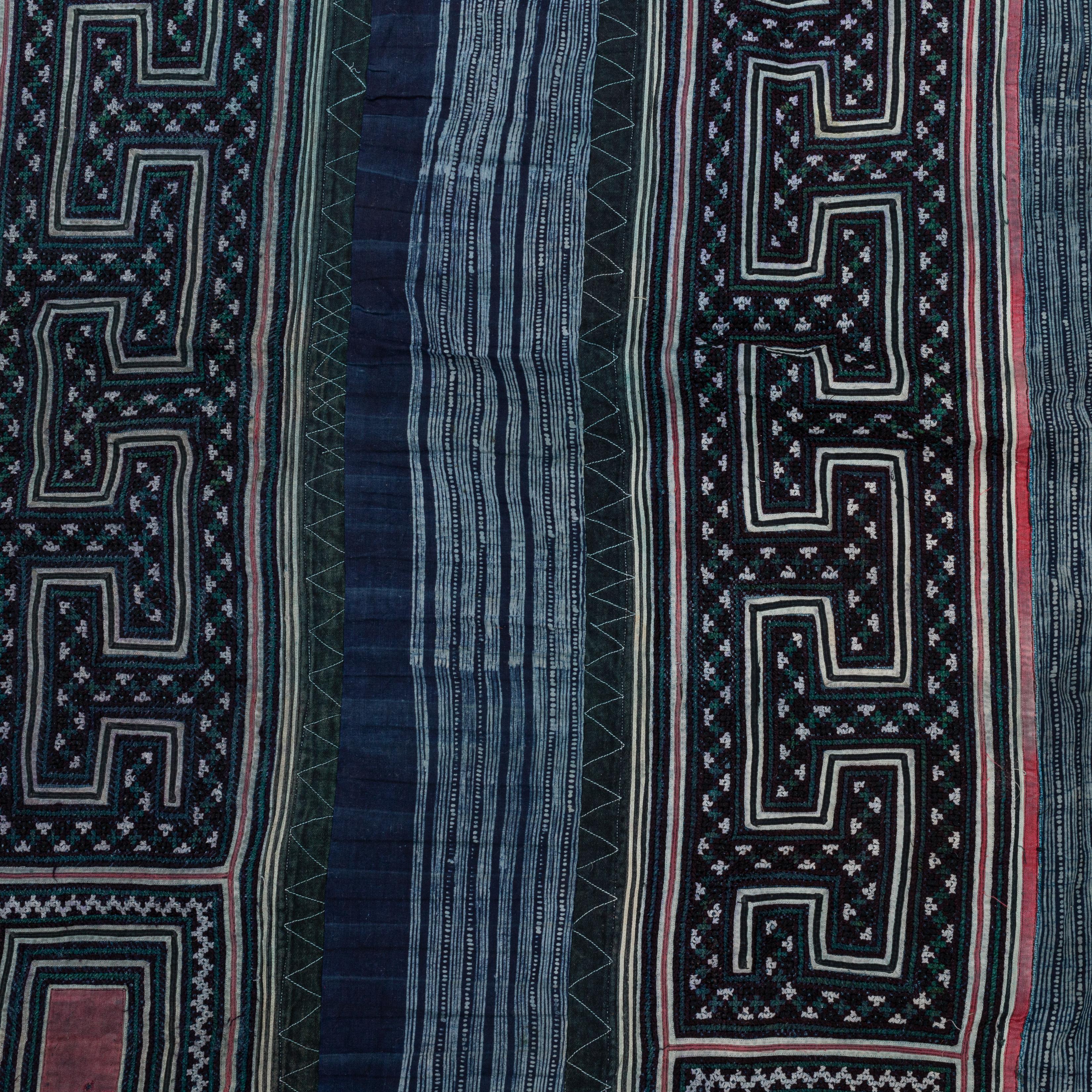 Brodé Batik et broderie Hmong  Couverture d'Asie du Sud-Est, milieu du 20e siècle en vente