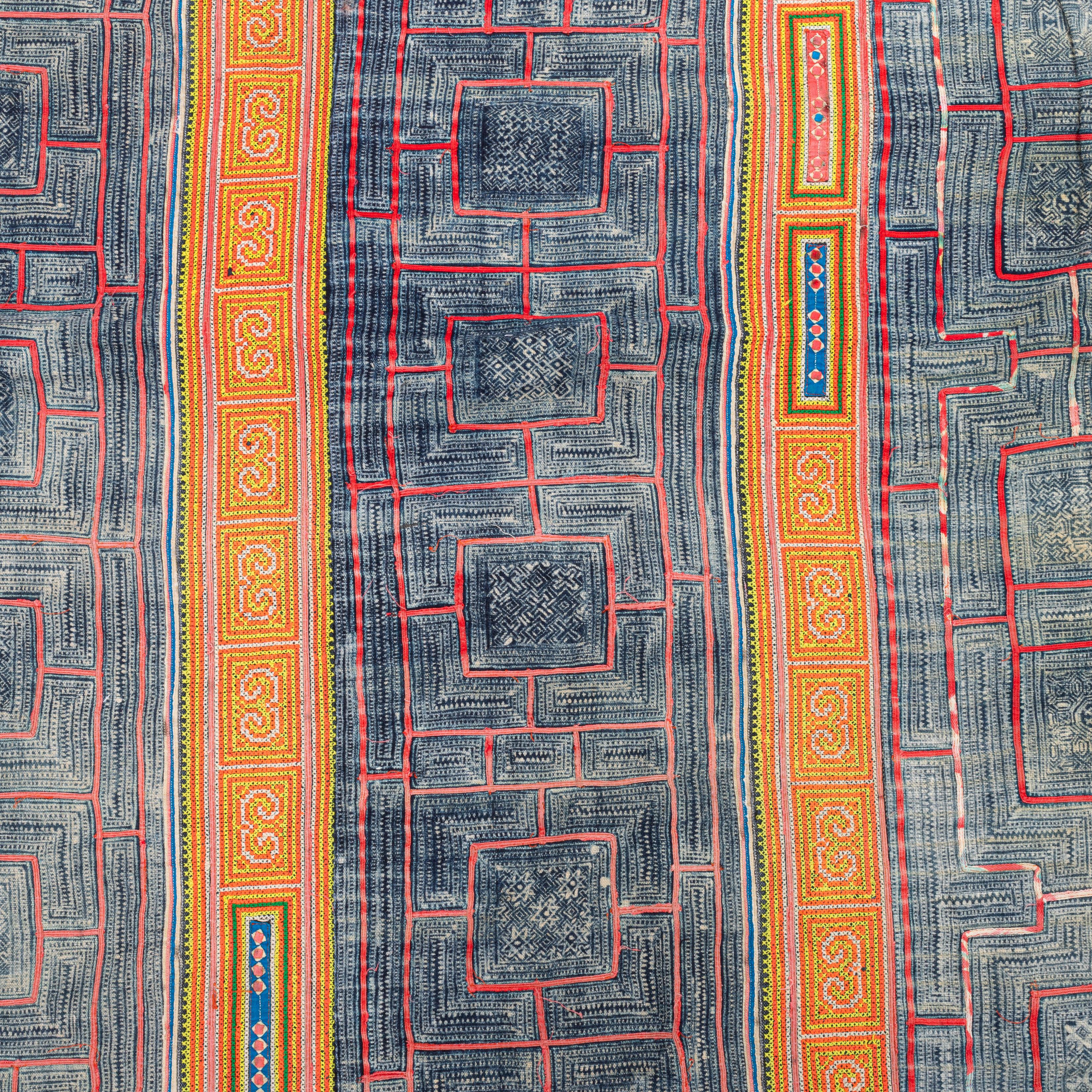 Batik und Stickerei Hmong  Cover aus Südostasien, Mitte des 20. Jahrhunderts. (Baumwolle) im Angebot