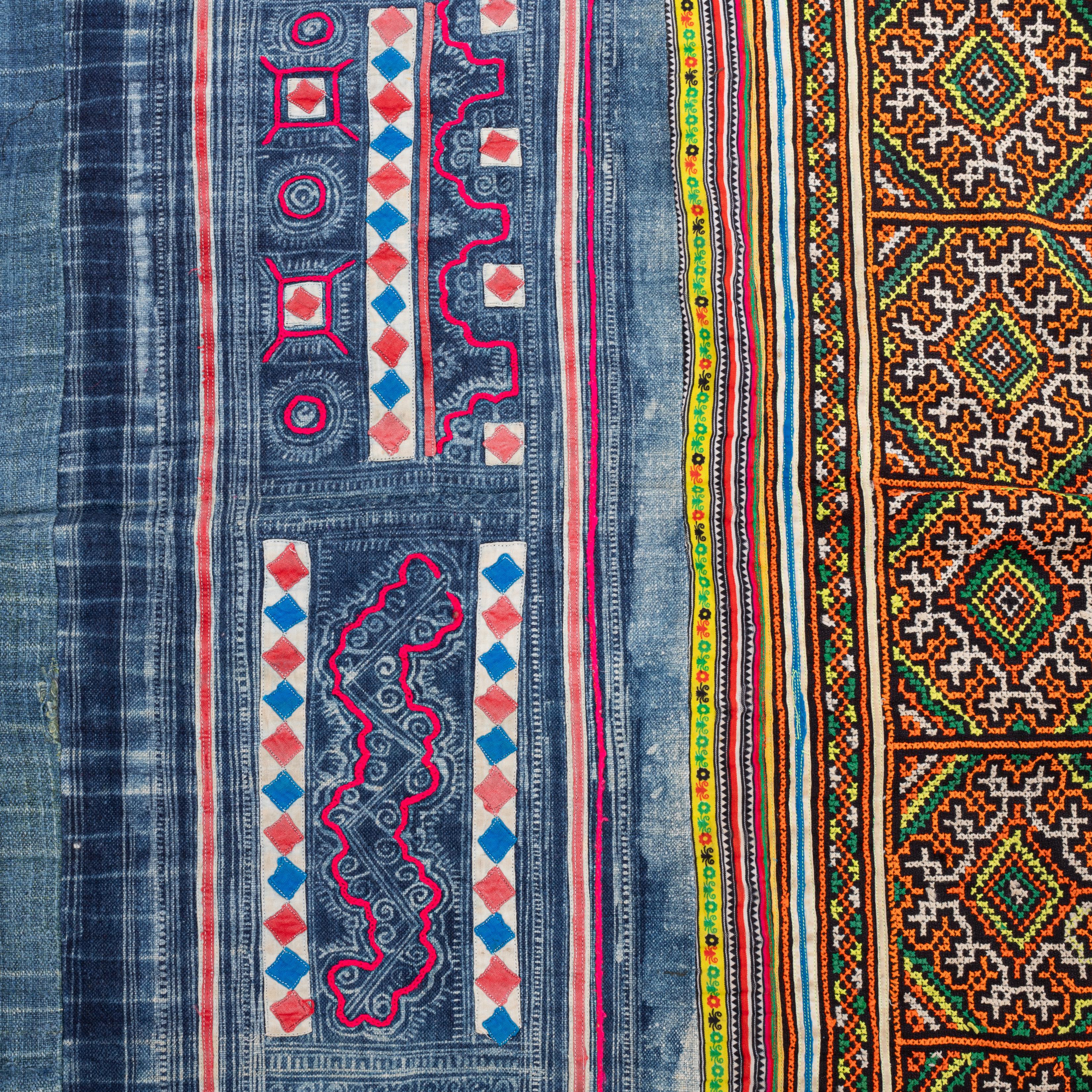 Batik und Stickerei Hmong  Cover aus Südostasien, Mitte des 20. Jahrhunderts. (Baumwolle) im Angebot