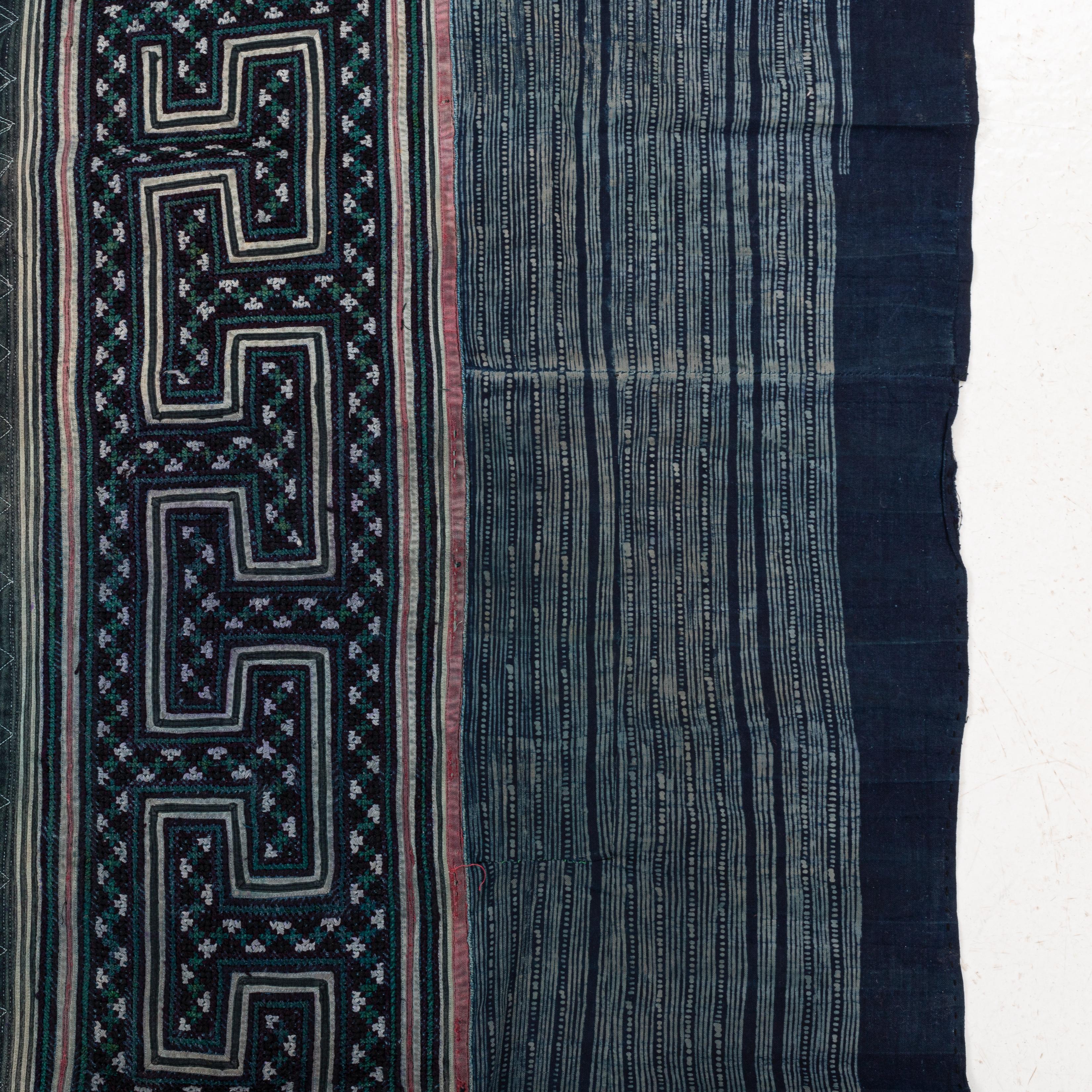 Batik et broderie Hmong  Couverture d'Asie du Sud-Est, milieu du 20e siècle État moyen - En vente à Istanbul, TR