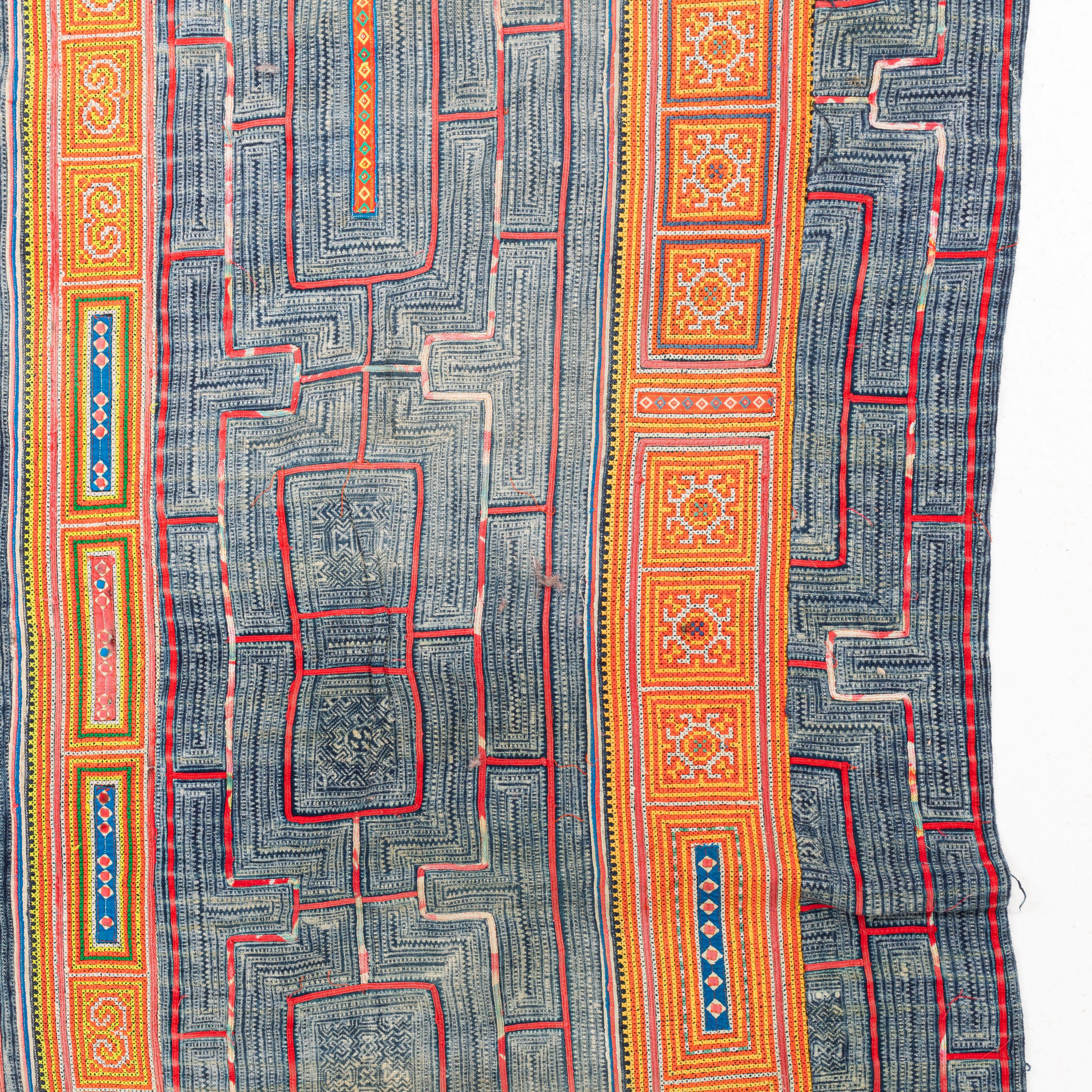 Batik und Stickerei Hmong  Cover aus Südostasien, Mitte des 20. Jahrhunderts. im Angebot 1