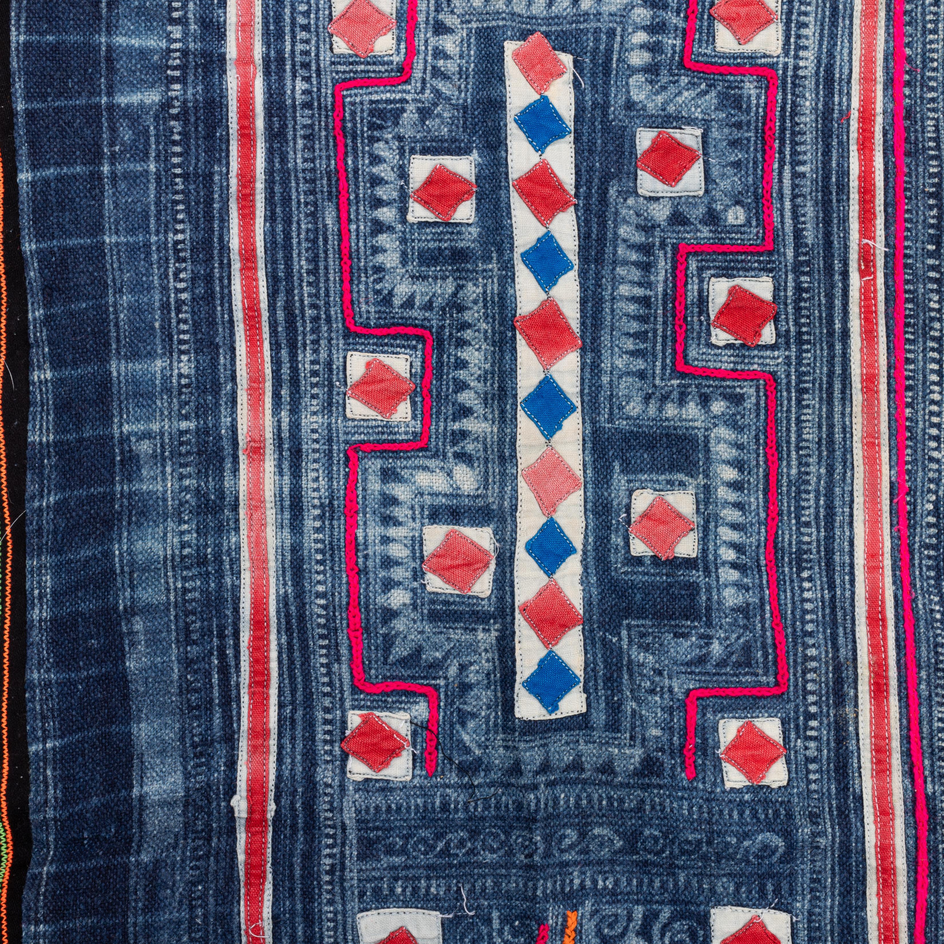 Batik und Stickerei Hmong  Cover aus Südostasien, Mitte des 20. Jahrhunderts. im Angebot 1