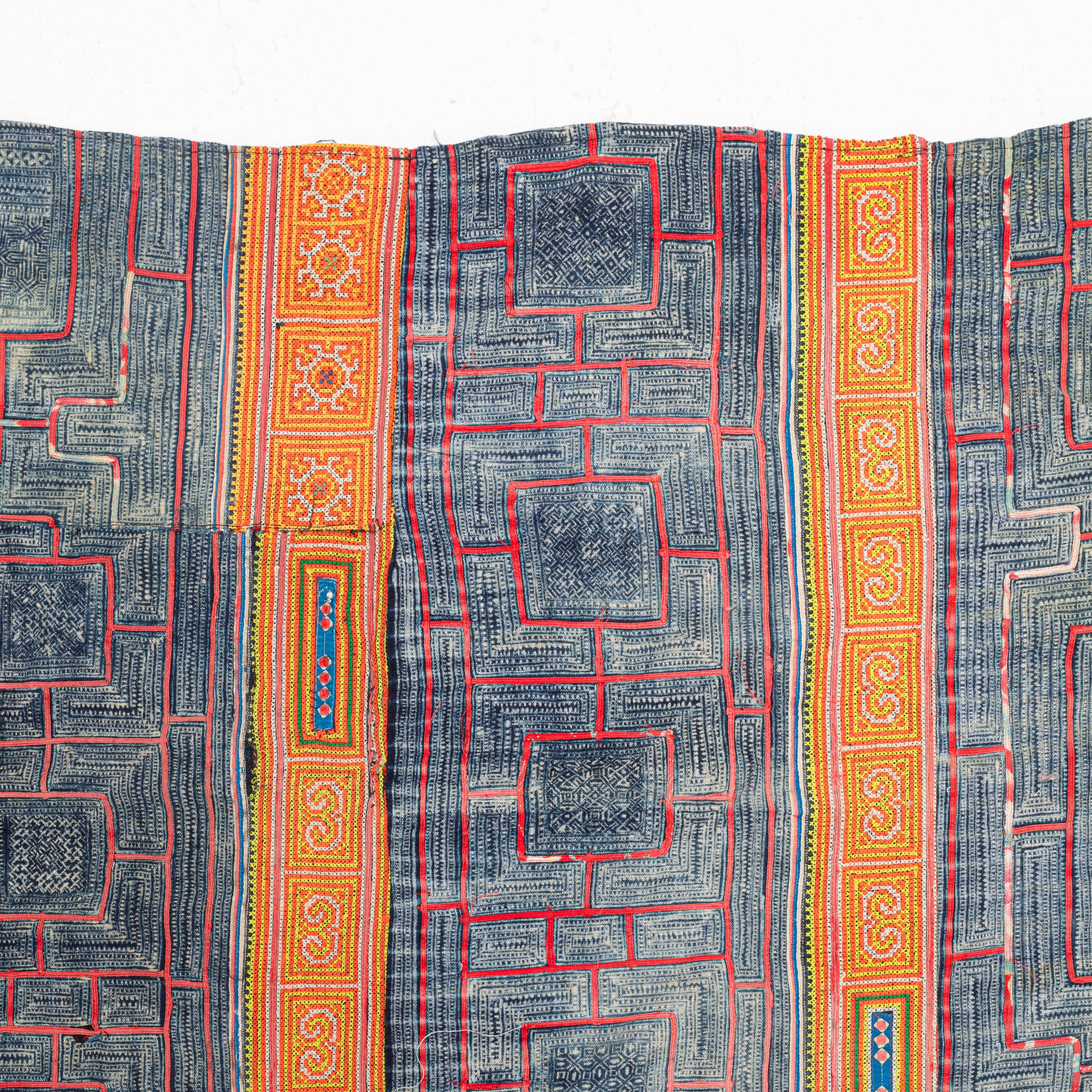 Batik und Stickerei Hmong  Cover aus Südostasien, Mitte des 20. Jahrhunderts. im Angebot 2