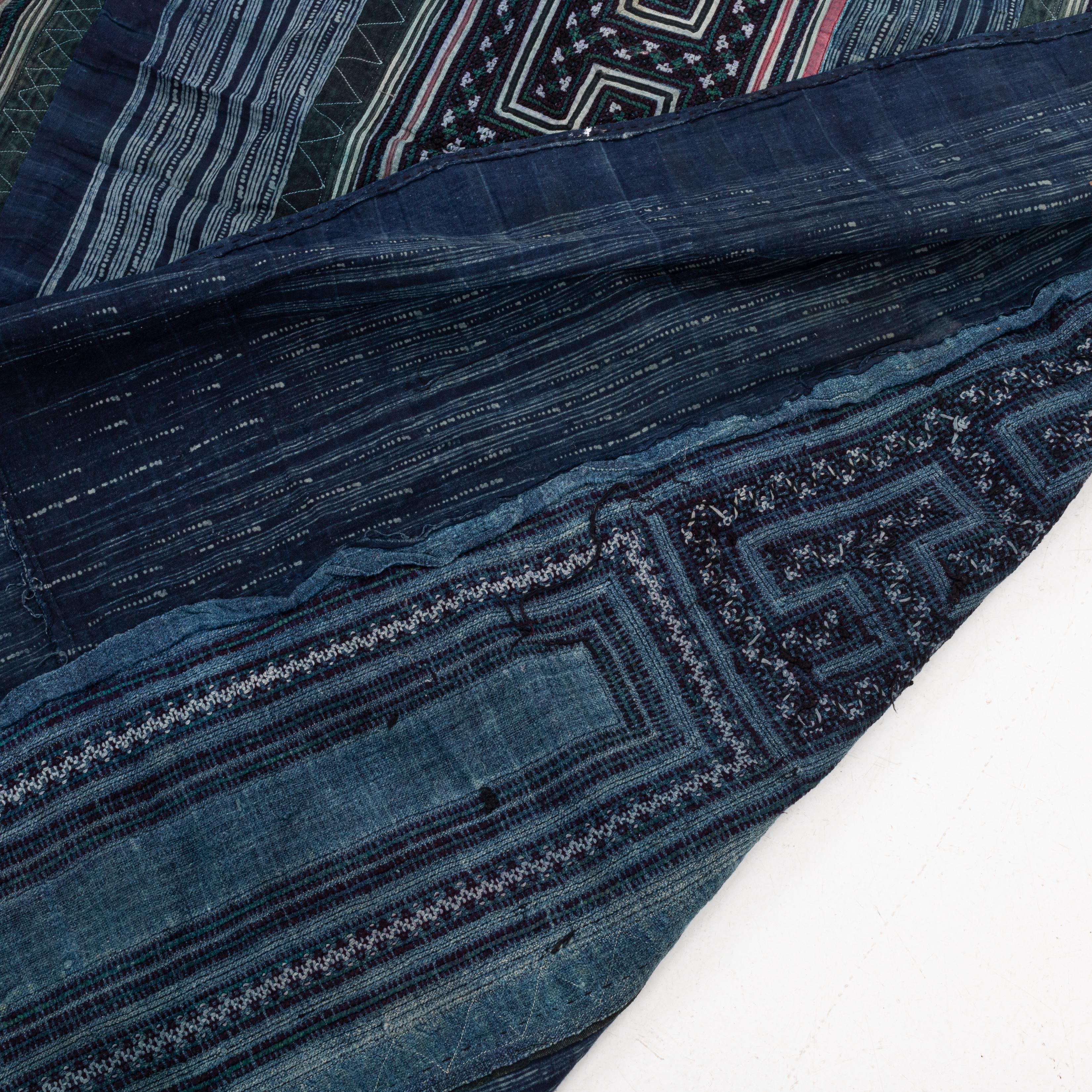 Coton Batik et broderie Hmong  Couverture d'Asie du Sud-Est, milieu du 20e siècle en vente