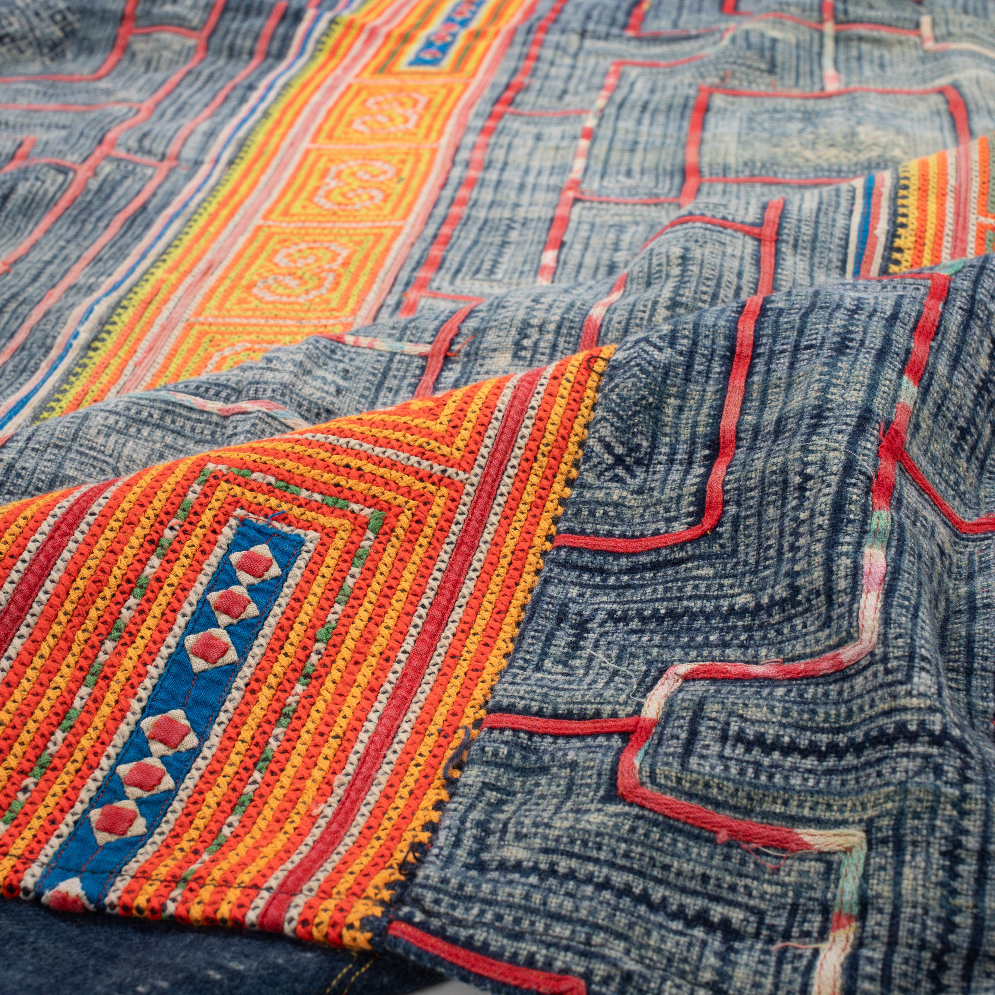 Batik und Stickerei Hmong  Cover aus Südostasien, Mitte des 20. Jahrhunderts. im Angebot 3
