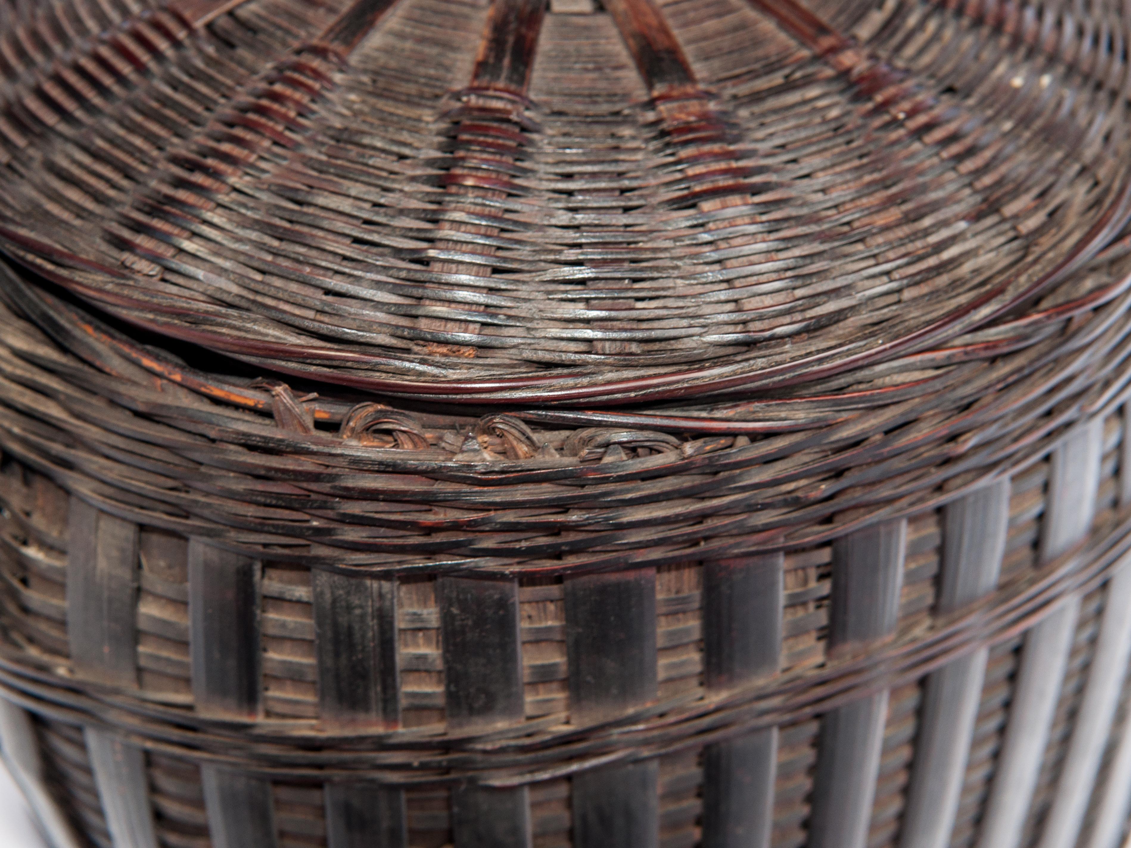 Hmong Storage Basket with Lid and Handle, Guizhou, China, Mid-20th Century In Good Condition In Point Richmond, CA