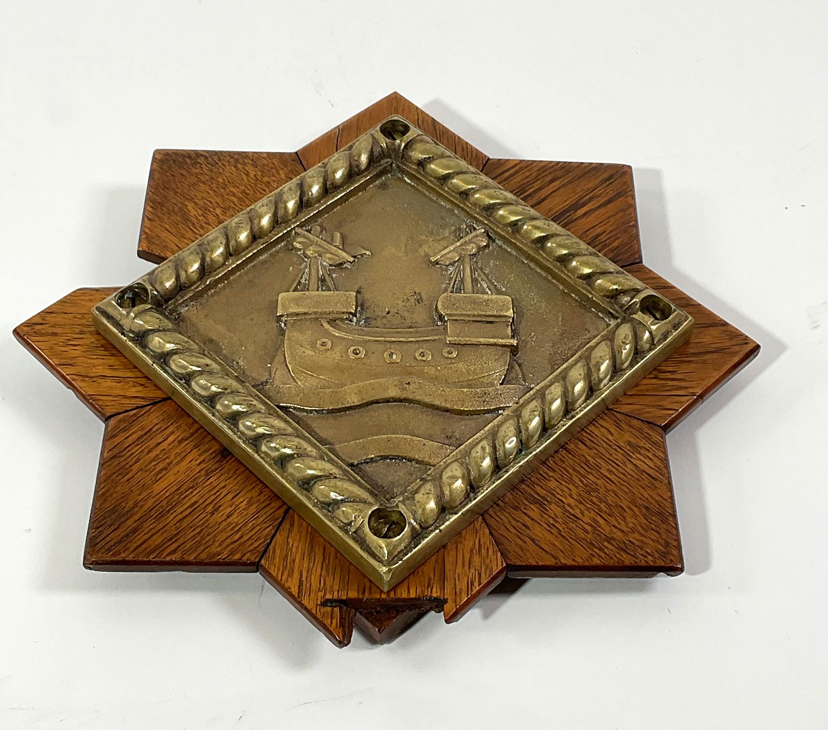 Plaque bleu marine en laiton de la HMS Scarborough Excellent état - En vente à Norwell, MA