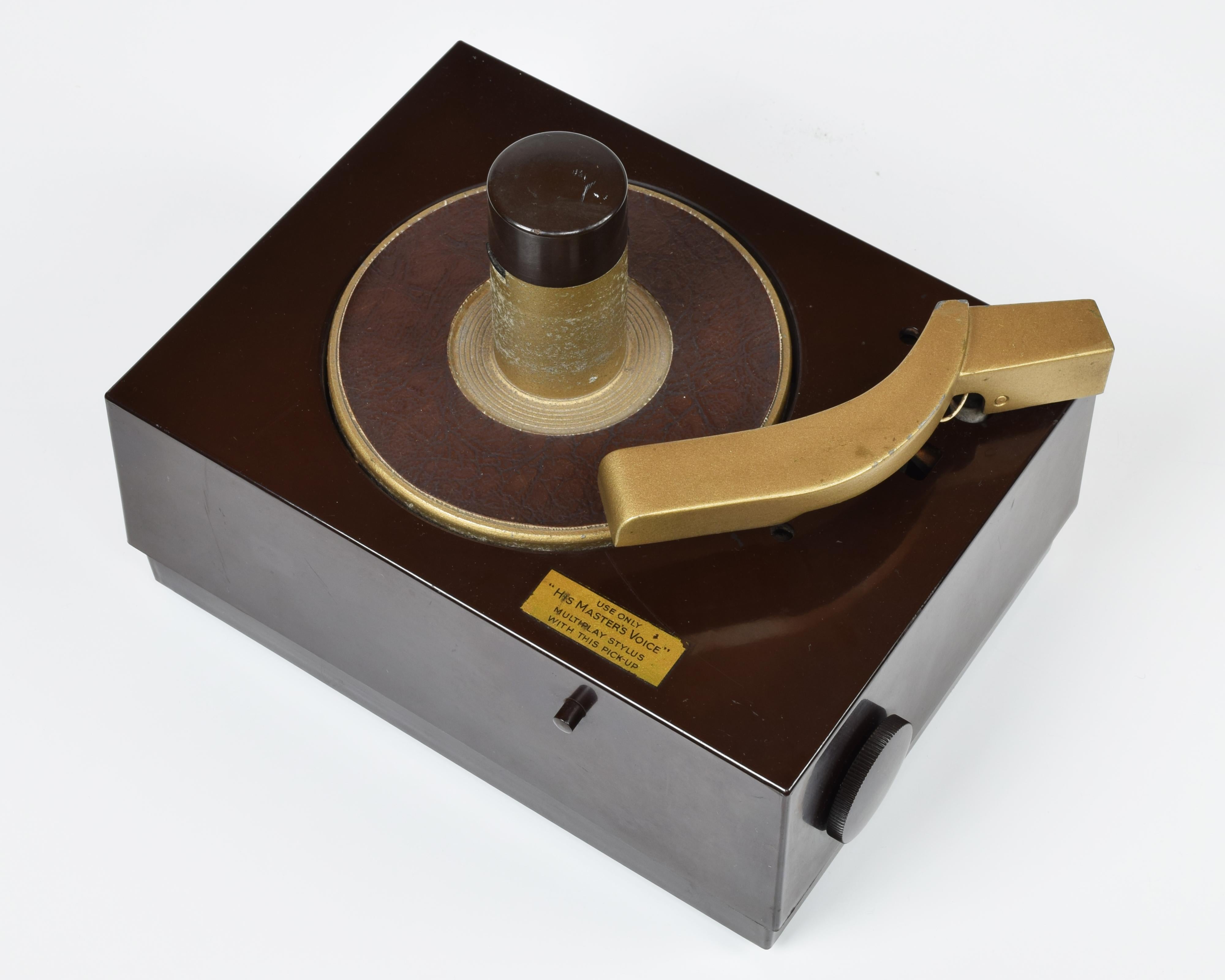 Mid-Century Modern HMV Model 2107 (RCA 45-J) 45 rpm record player turntable, bakelite 1950s classic For Sale