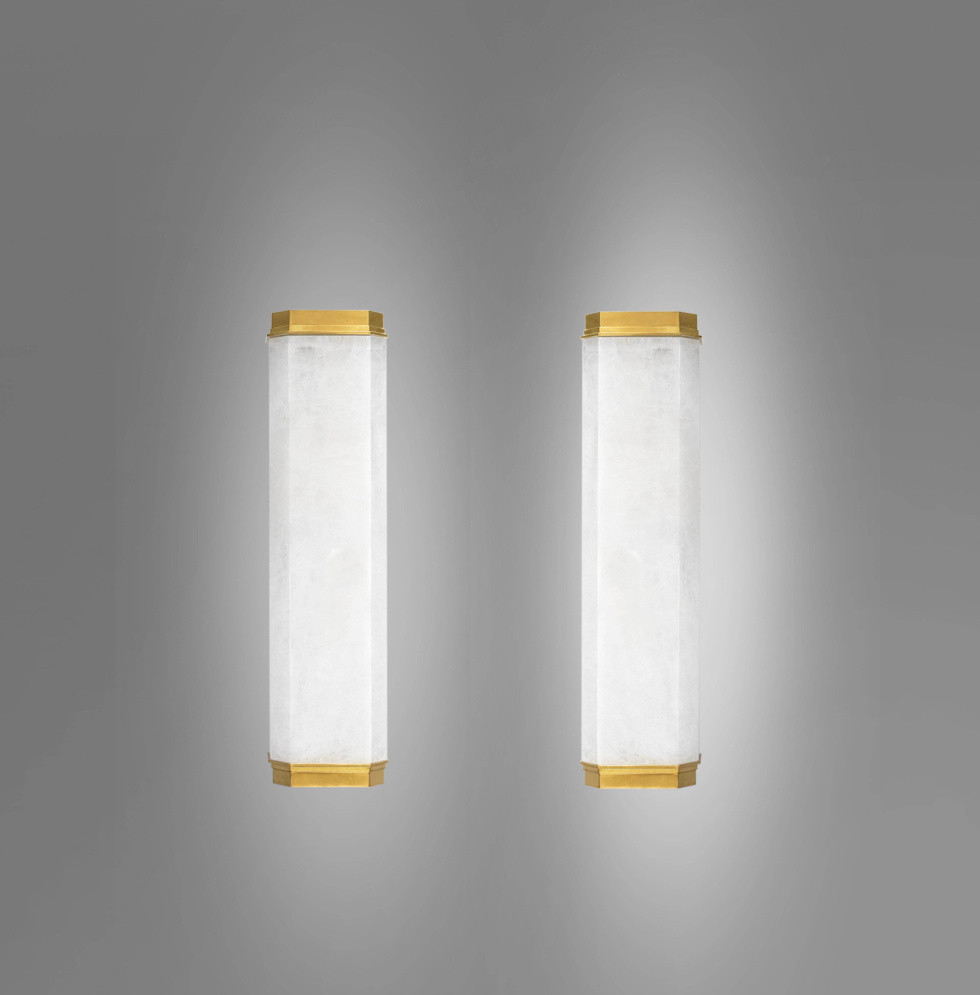 Pareja de apliques de cristal de roca con decoración de latón pulido. Creado por Phoenix Gallery.
Cada aplique se instala con dos enchufes E26. Utiliza dos bombillas LED de luz cálida de tubo largo de 80 vatios. 160 vatios en total.
  