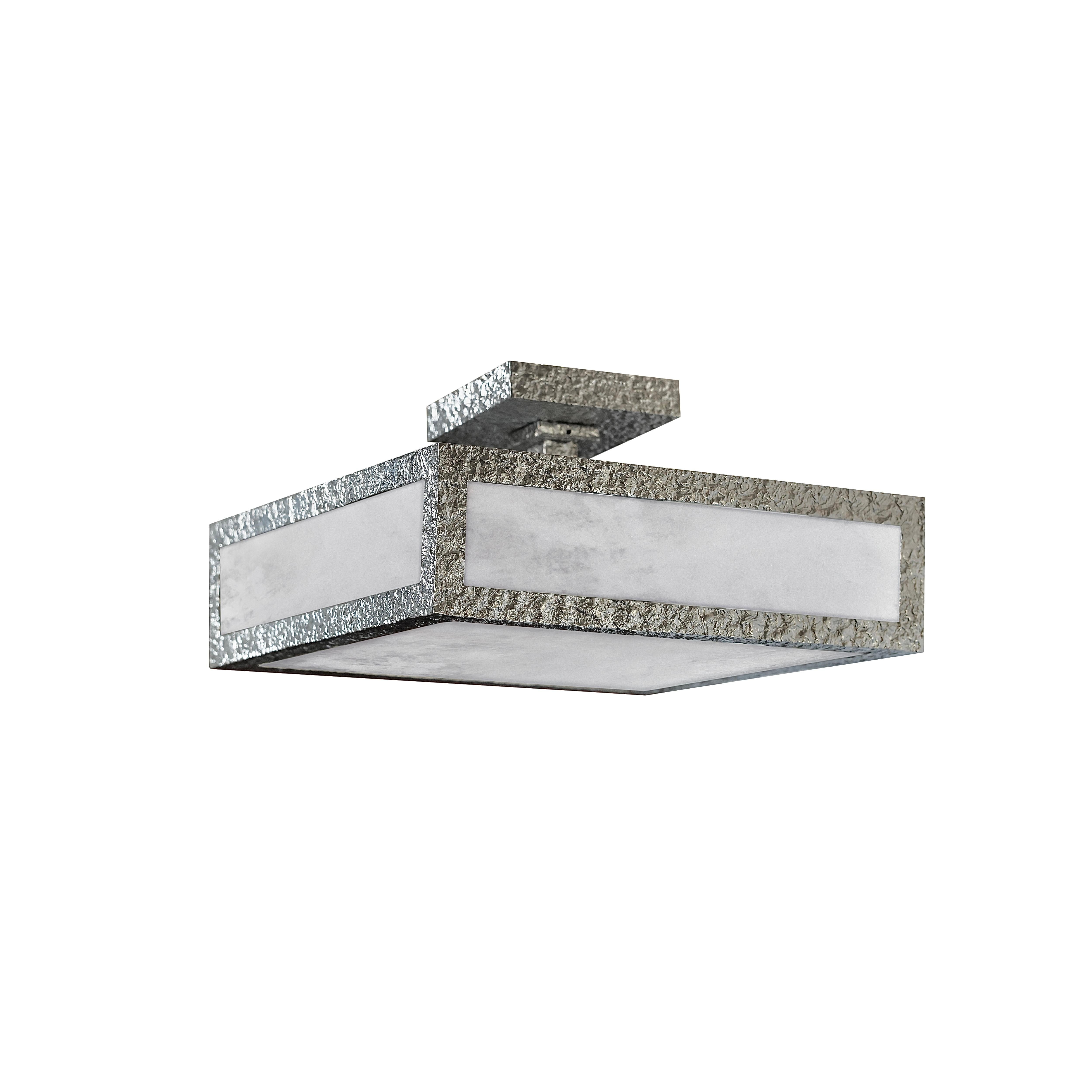 Cadre en nickel poli martelé avec panneau en cristal de roche, quatre douilles E26 installées, 240w au total.

Créé par Phoenix.

Dimensions et finitions métalliques personnalisées sur demande.