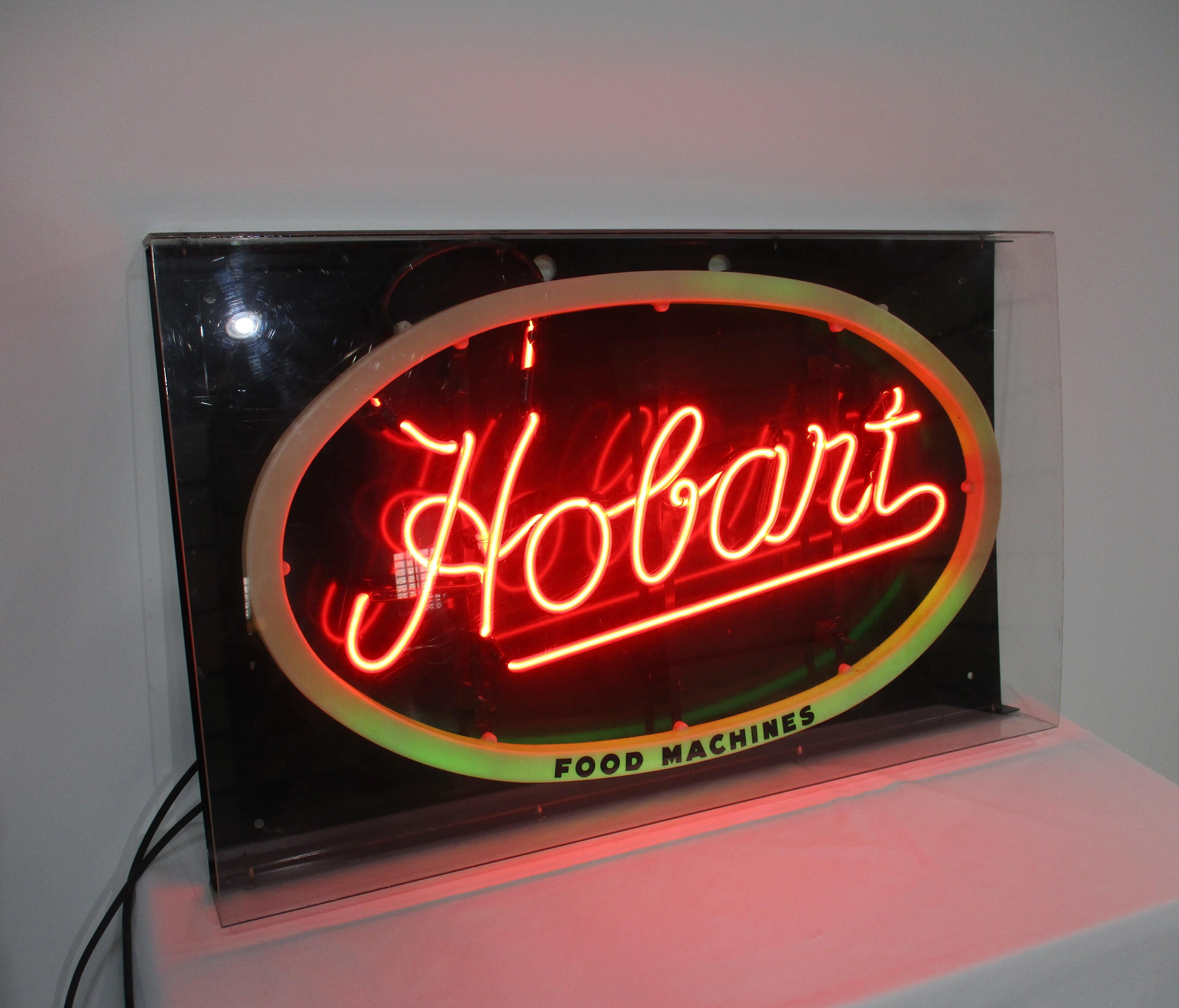 Un letrero de neón vintage muy bonito que anuncia la empresa Hobart Food Machine . Fundada en 1897 fabricando motores en Troy Ohio y convirtiendo el uso de sus motores en máquinas para hacer funcionar alimentos . A partir de 1902 utilizándolos para