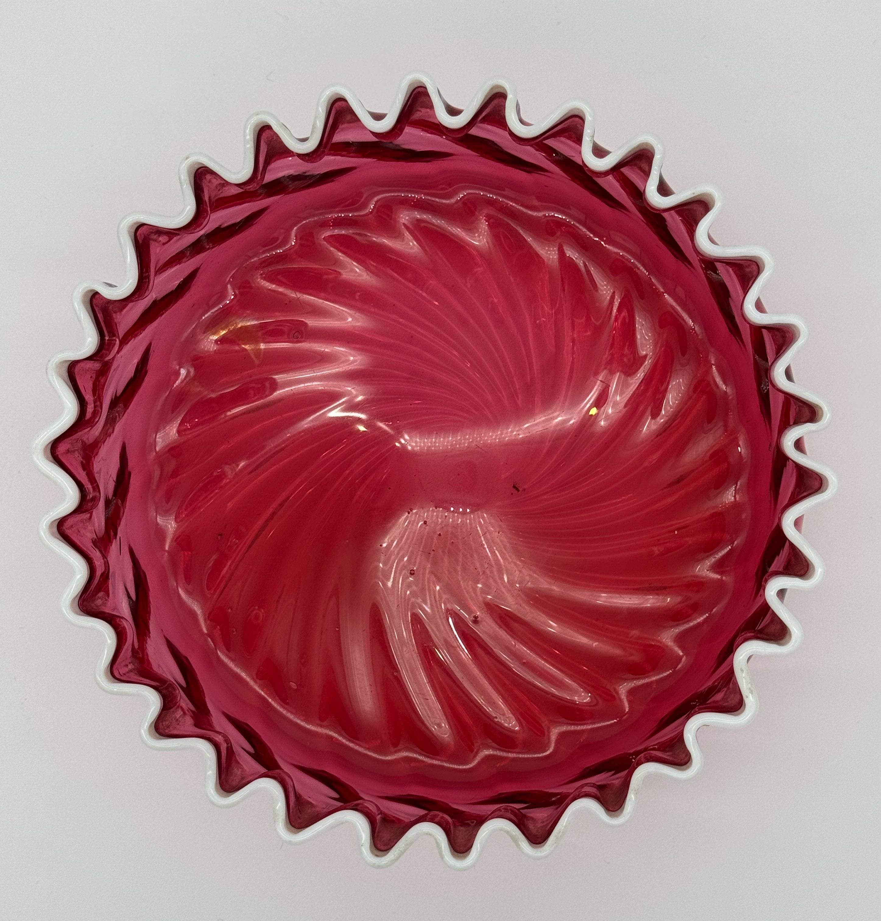 Pressé Bol des années Hobbs Brockunier Years Crest, verre canneberge et blanc. en vente
