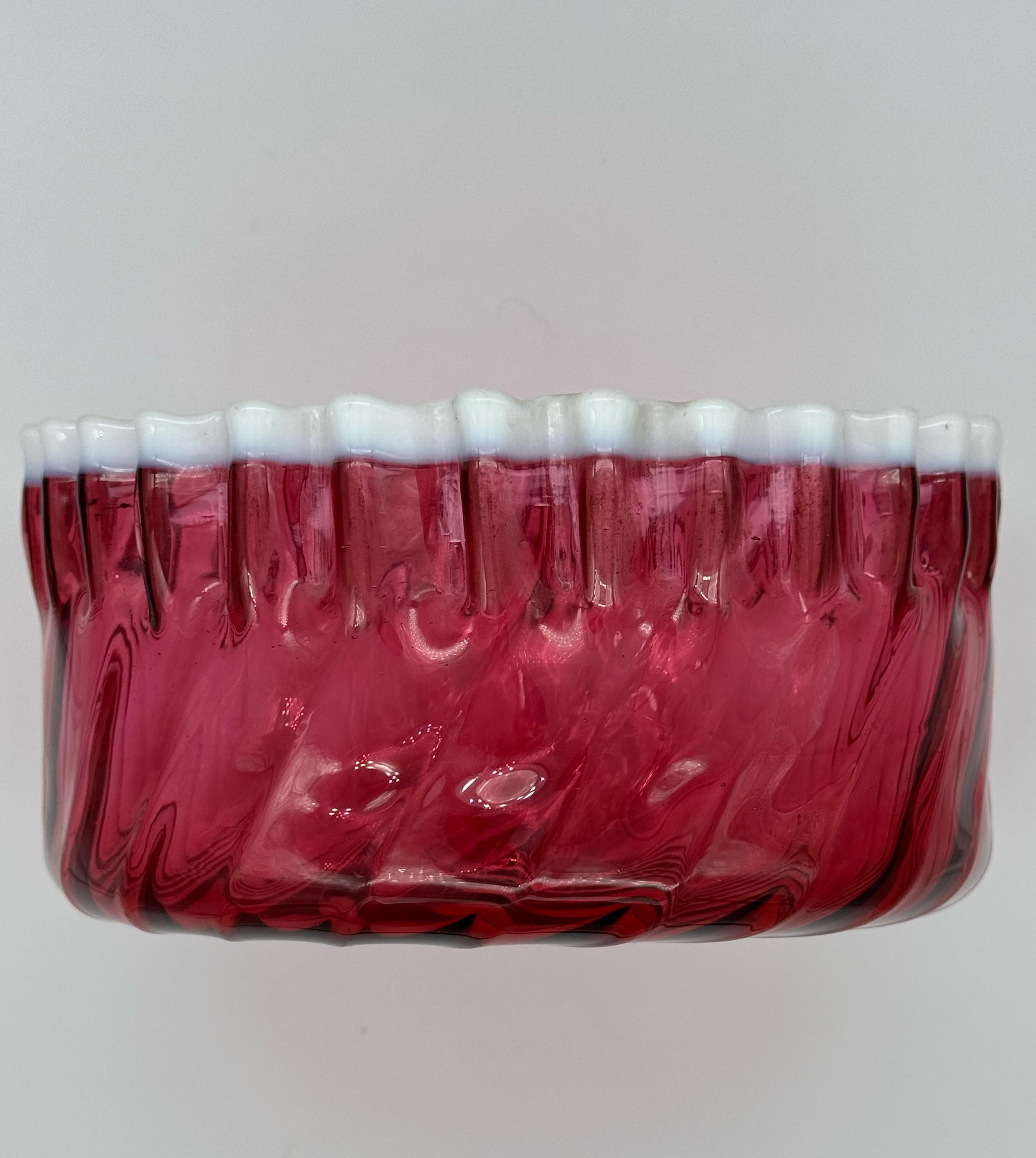Bol des années Hobbs Brockunier Years Crest, verre canneberge et blanc. Bon état - En vente à CABA, AR