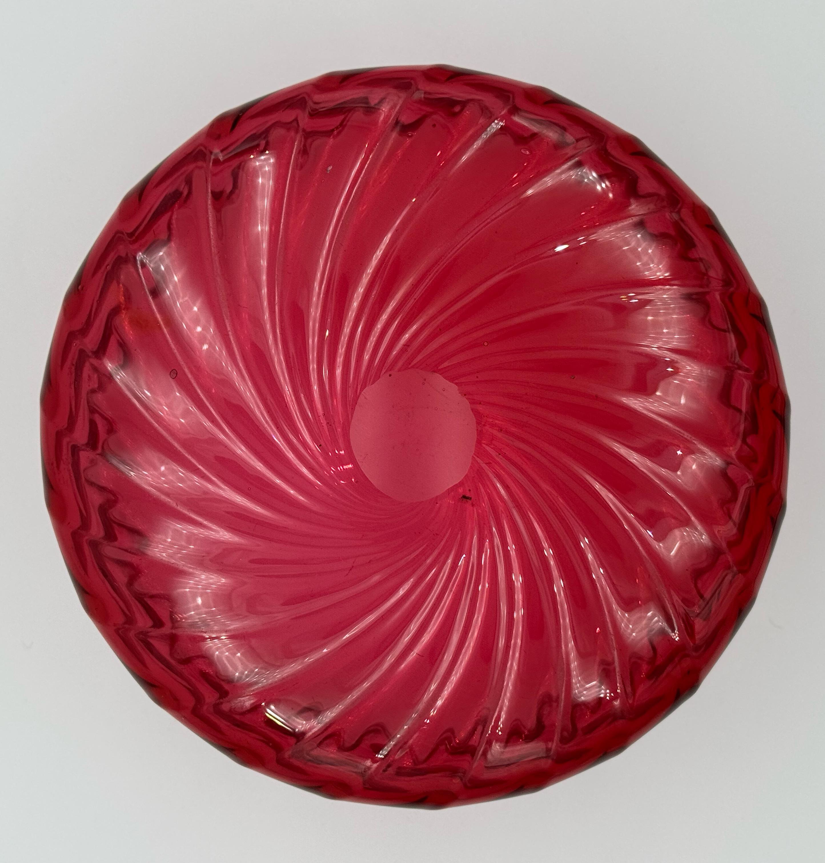 Fin du XIXe siècle Bol des années Hobbs Brockunier Years Crest, verre canneberge et blanc. en vente