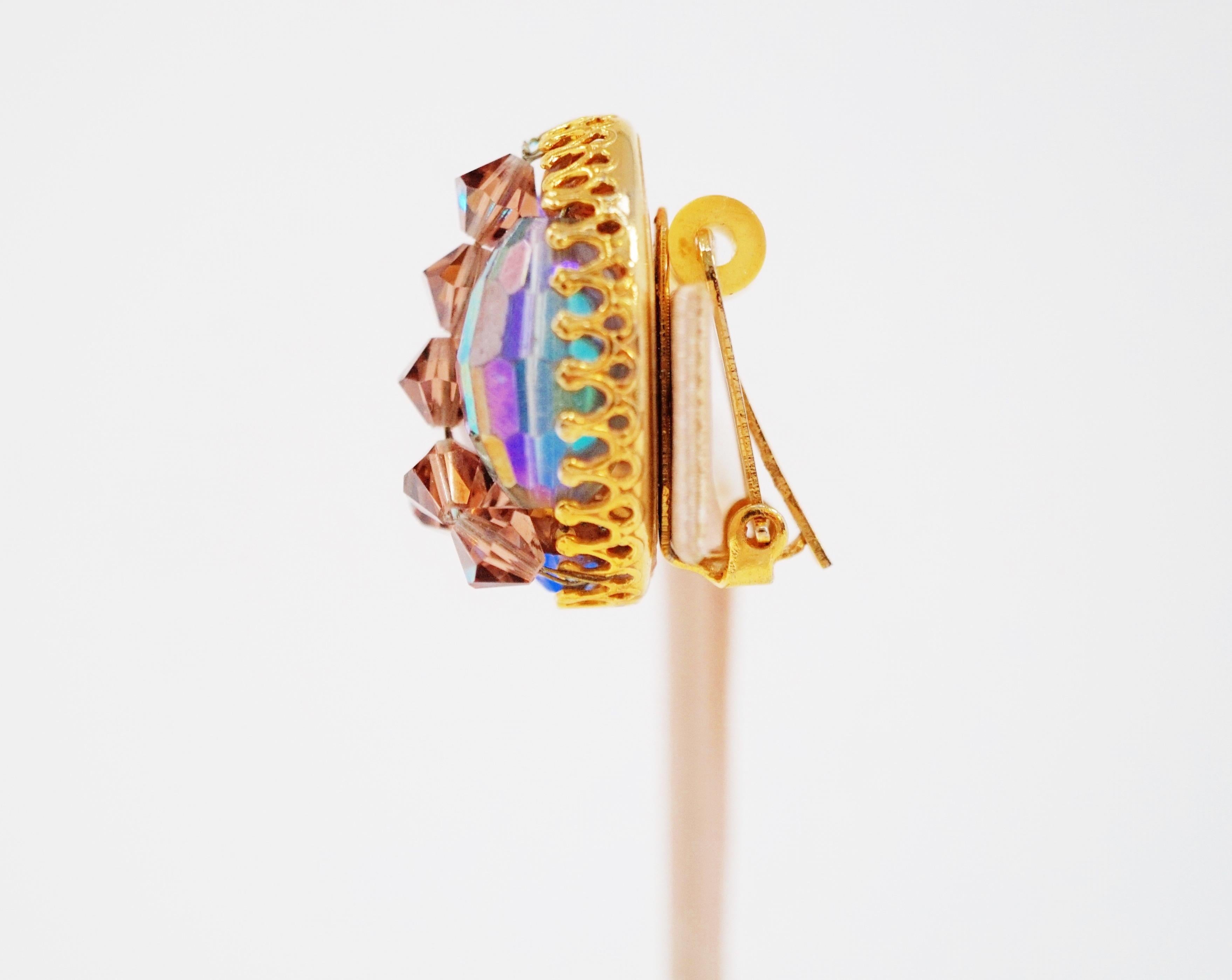 Hobé Aurora Borealis - Paire de clips d'oreilles en cristal en forme de grappe, circa 1970, signés Pour femmes en vente