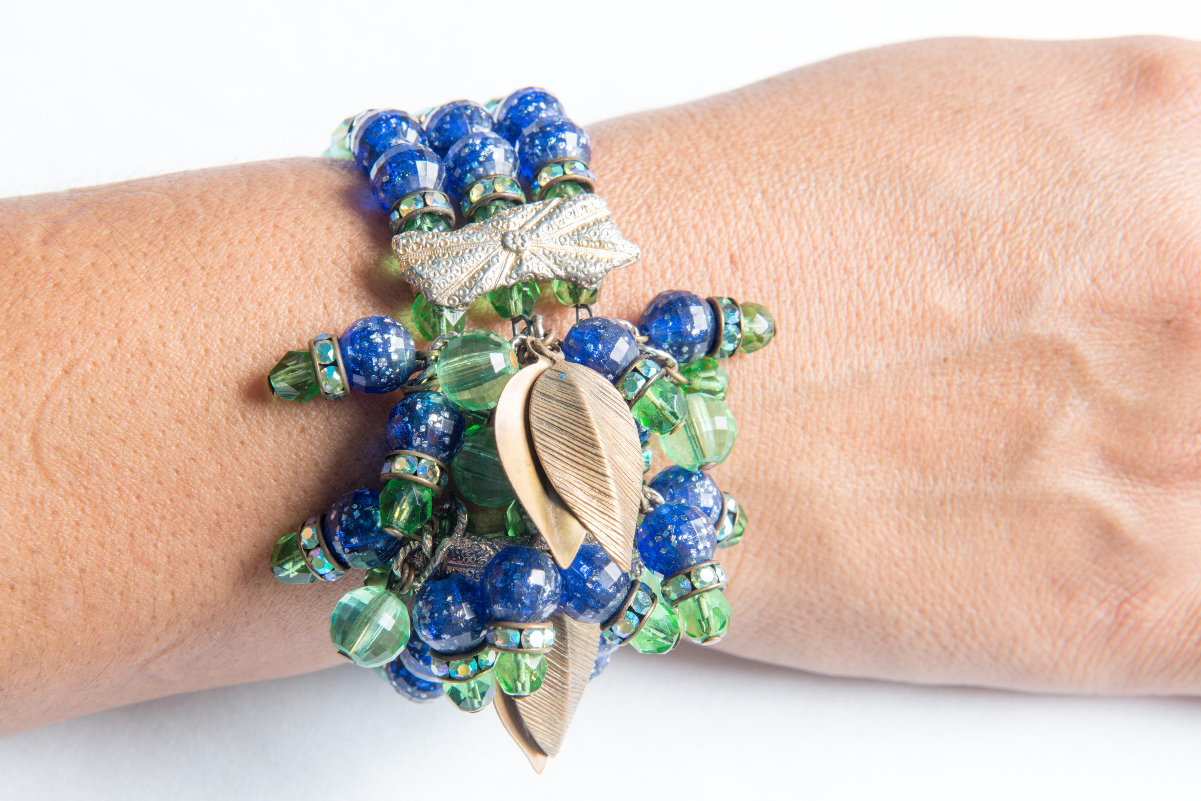 Hobe-Set aus blauer und grüner Perlenkette mit kleinen vergoldeten Blättern, erweiterbarem passendem Armband und Perlenohrringen mit Clip. 
Armband: dehnbar 7,5