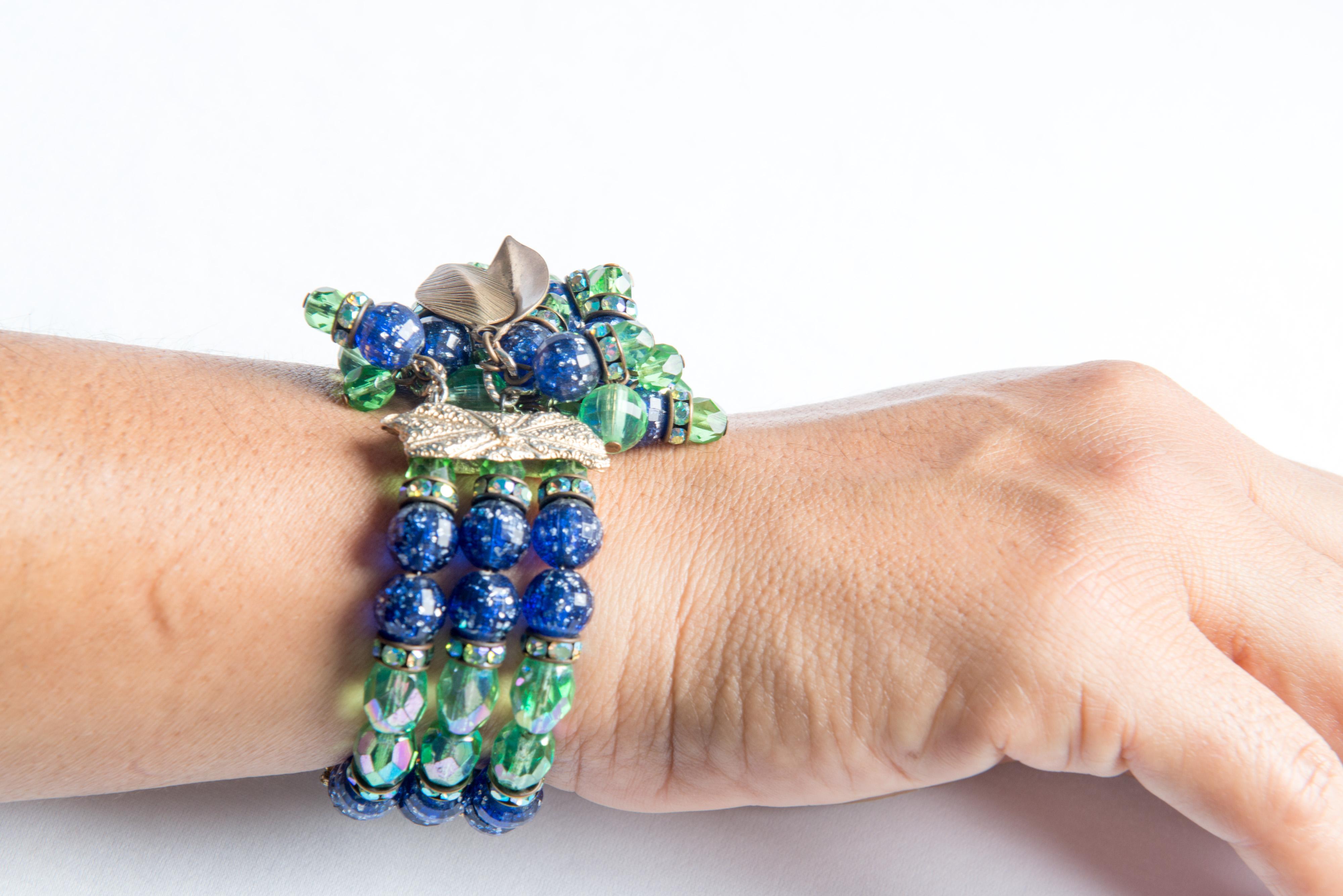 Hobe Grüne, blaue Perlen-Halskette, Armband, Ohrring-Set im Angebot 1