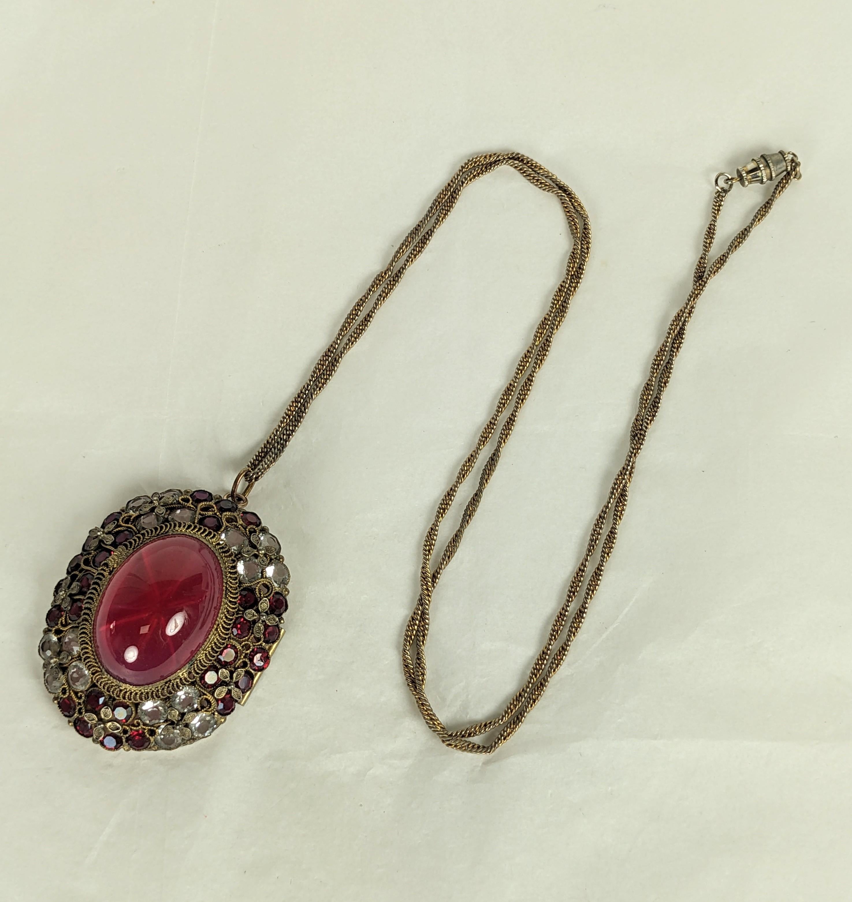 Collana con ciondolo in cristallo di Hobe, anni '20 circa. Ciondolo elaborato con grande zaffiro finto a stella in una cornice di rubini e pietre di cristallo con elaborata lavorazione floreale a mano. Il ciondolo era originariamente il centro di un