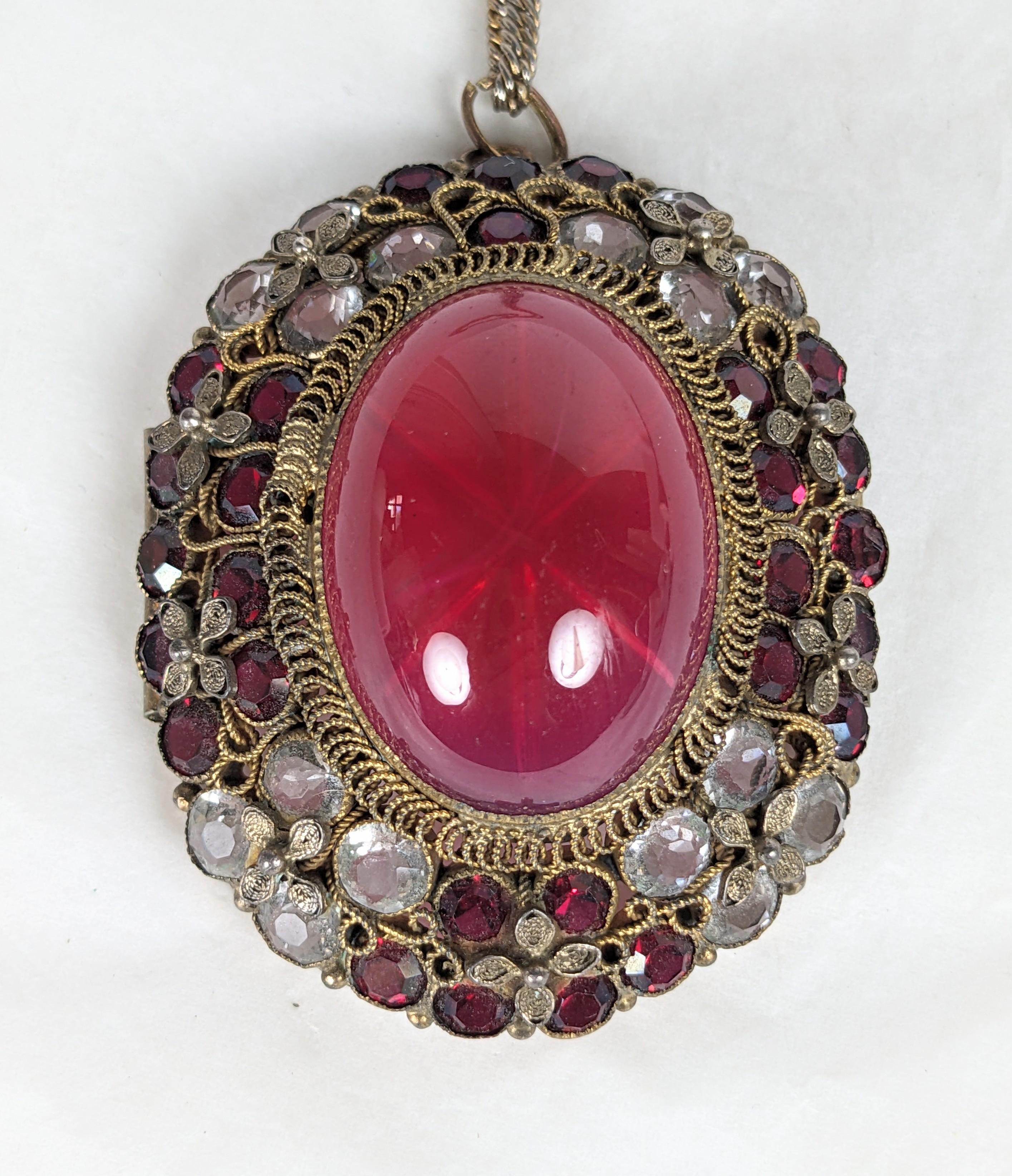 Taglio rotondo Ciondolo di cristallo Hobe Ruby in vendita